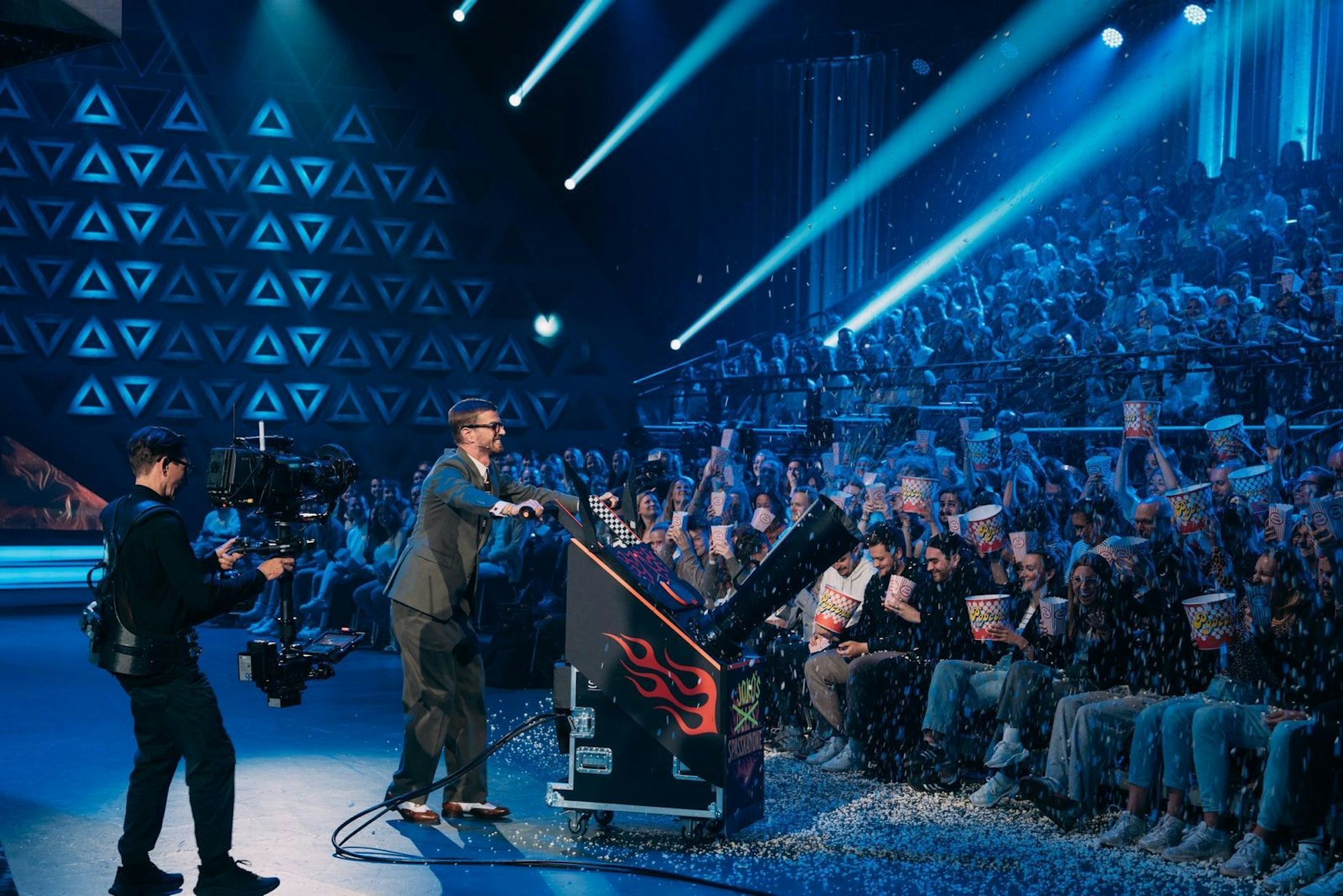 Joko bläst Popcorn ins Publikum. (Bild: Joyn)