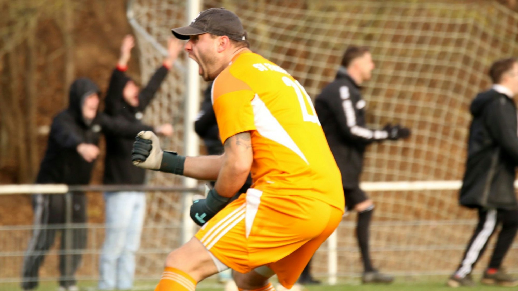 Dominik Schöpfer ballt die Faust und schreit. Auch im Hintergrund jubeln Anhänger und Spieler des SV Frauenberg