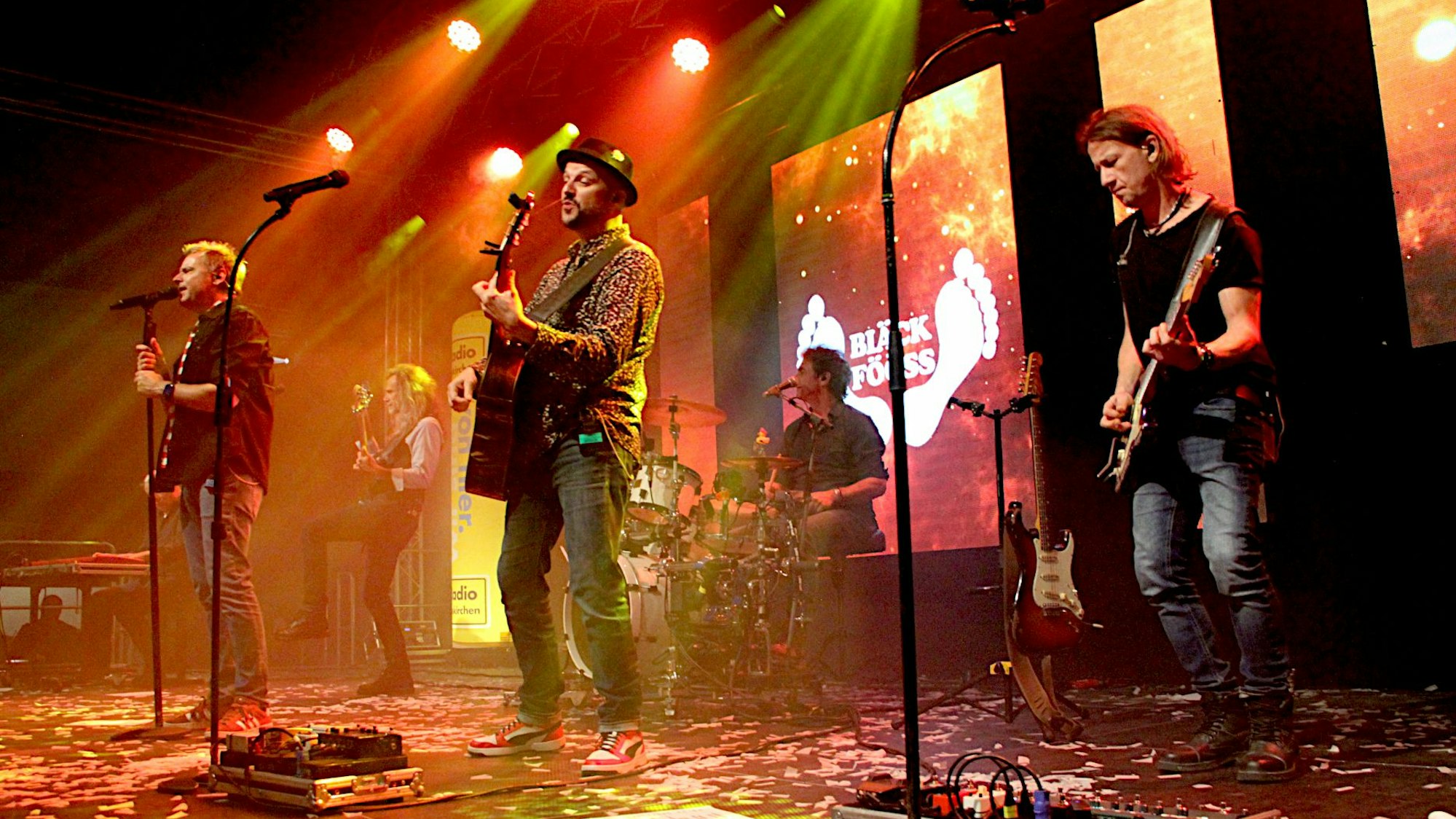 Das Foto zeigt die Bläck Fööss im Einsatz auf der Bühne.