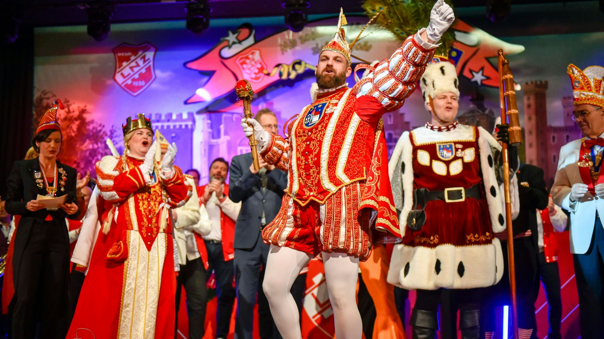 Ein Dreigestirn steht auf einer Bühne.