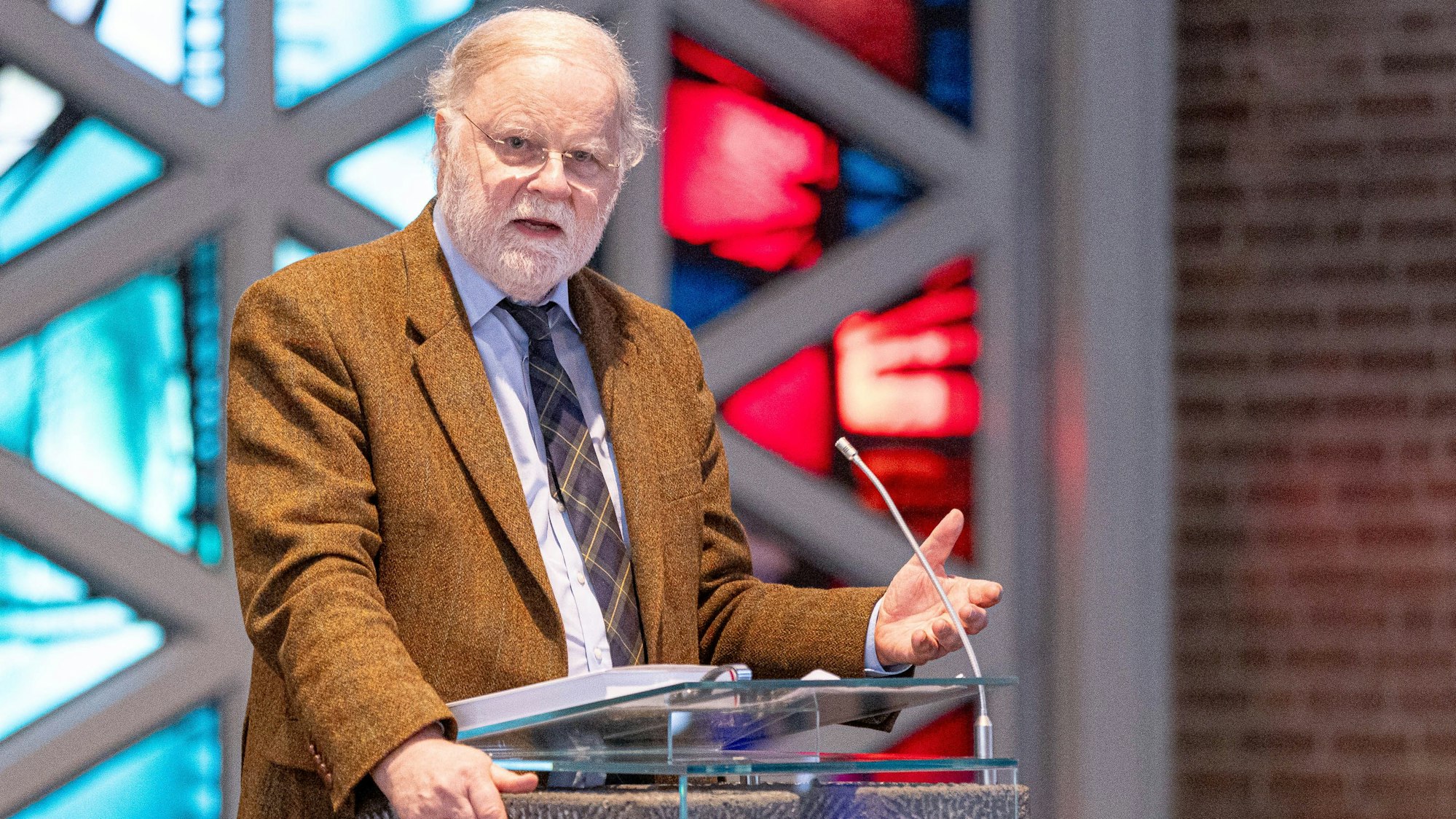 Manfred Lütz ist Theologe, Psychiater und Psychotherapeut. Das Bild zeigt ihn bei einer Lesung aus seinem Buch „Der Sinn des Lebens“. (Archivbild)