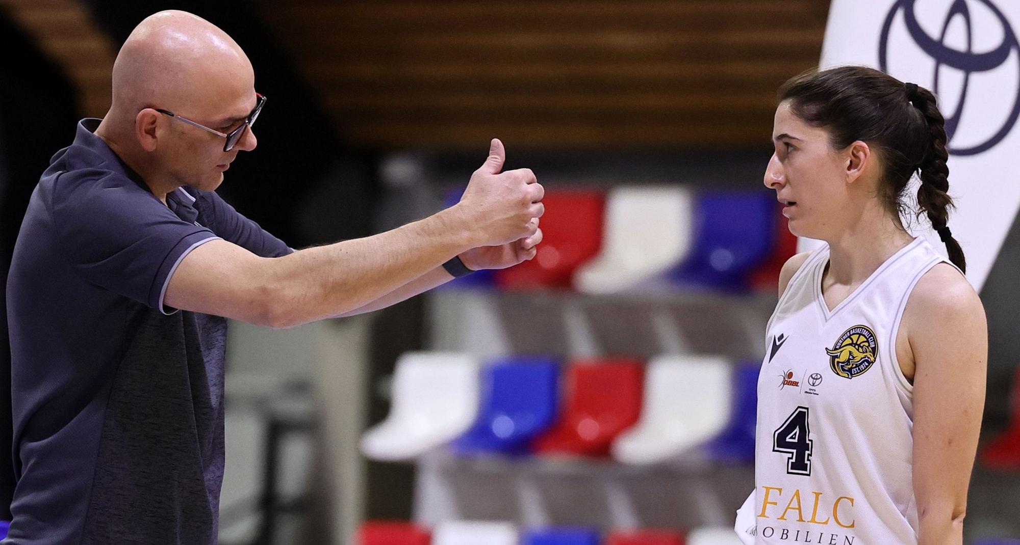 Das Foto zeigt HBC-Basketballerin Sena Balci, die von ihrem Coach Martin Trefzger Anweisungen erhält.