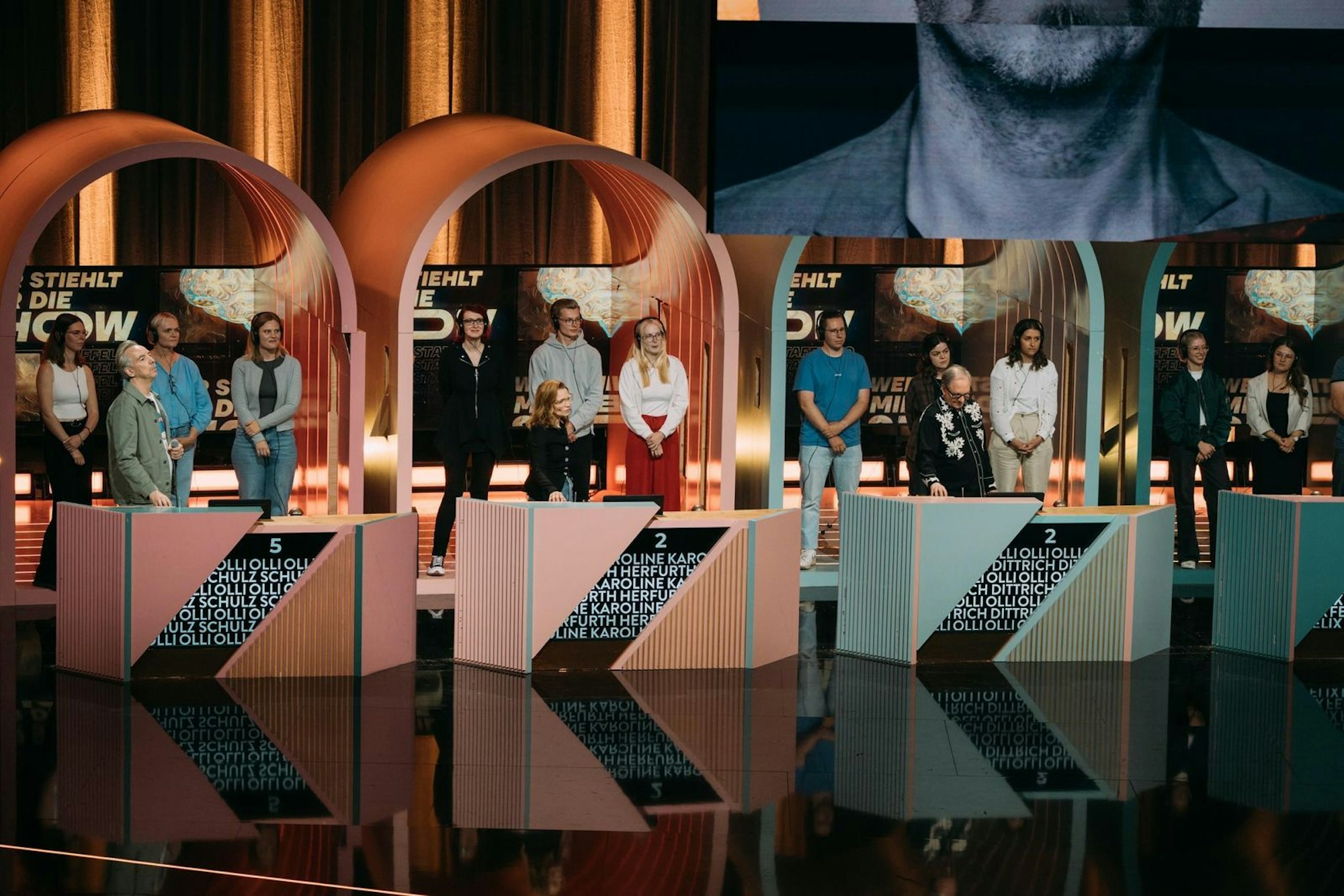 Olli Schulz, Olli Dittrich, Wildcard-Kandidat Felix und Karoline Herfurth wollen ihm die Show stehlen. (Bild: Joyn)