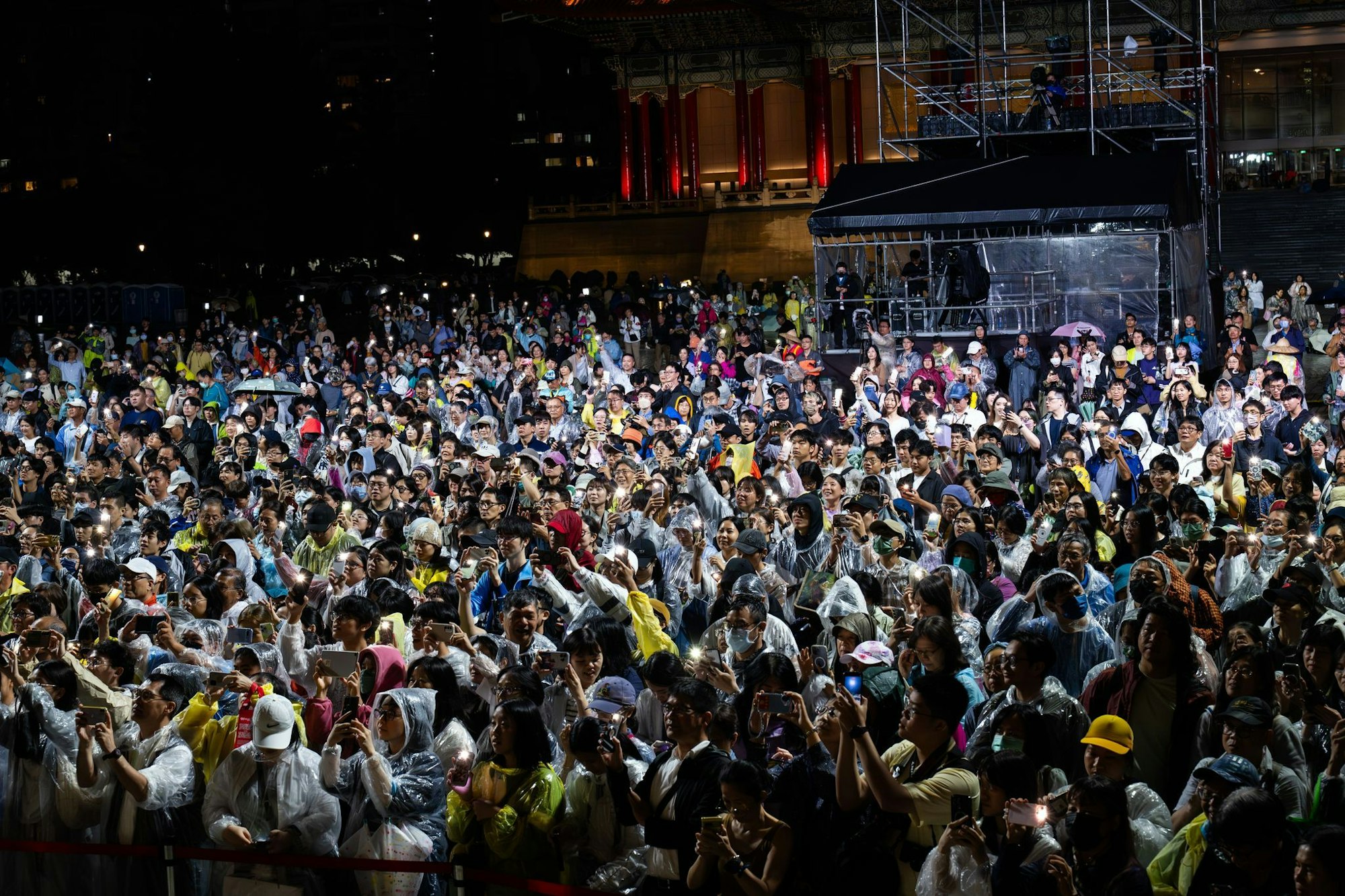 In Taiwans Hauptstadt Taipeh kamen trotz Regens Tausende zum Public Viewing der Berliner Philharmoniker.