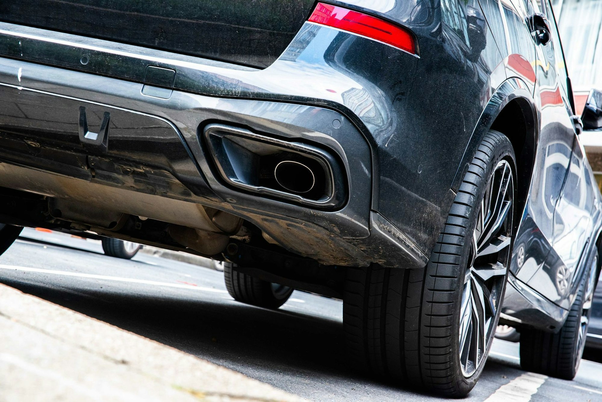 Nach einer Serienattacke auf Auspuffrohre von Fahrzeugen hat die Staatsanwaltschaft neue Erkenntnisse. (Symbolfoto)