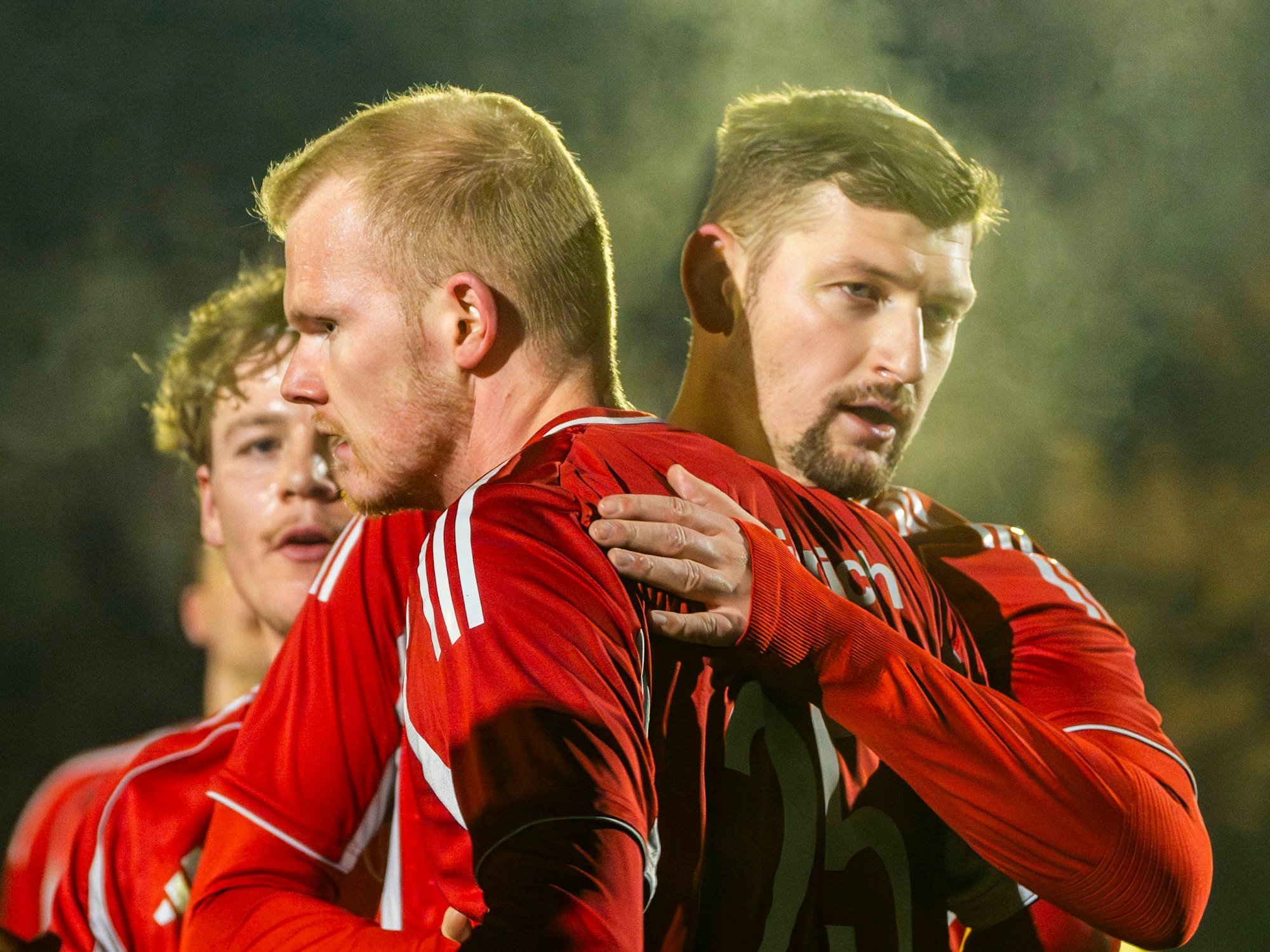 Seine Mitspieler gratulieren Felix Faure. Wegen der Kälte ist der dampfende Atem der Spieler zu erkennen.
