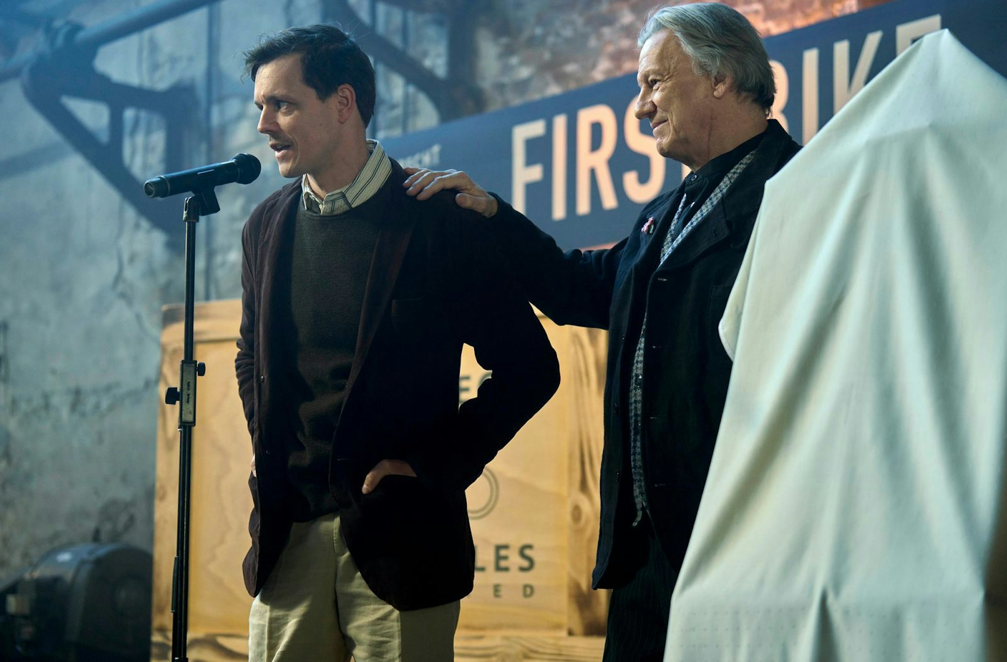 Im letzten „Tatort: Münster“ mit Staatsanwältin Klemm (Mechthild Großmann) spielt Hannes Hellmann (rechts) Kurt Hobrecht Senior, den Vorstand eines traditionsreichen Fahrradunternehmens. (Bild: WDR/Frank Dicks)