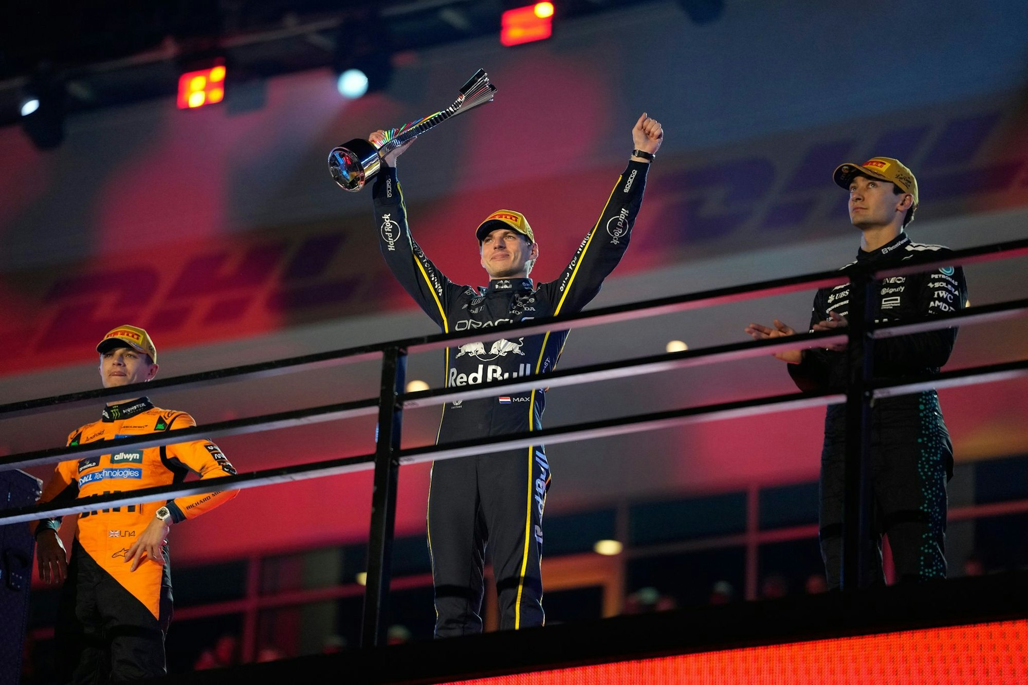 Als Verstappen (Mitte) bei der Siegerehrung jubelte, wusste er noch nicht, wie wertvoll sein Sieg noch werden würde.