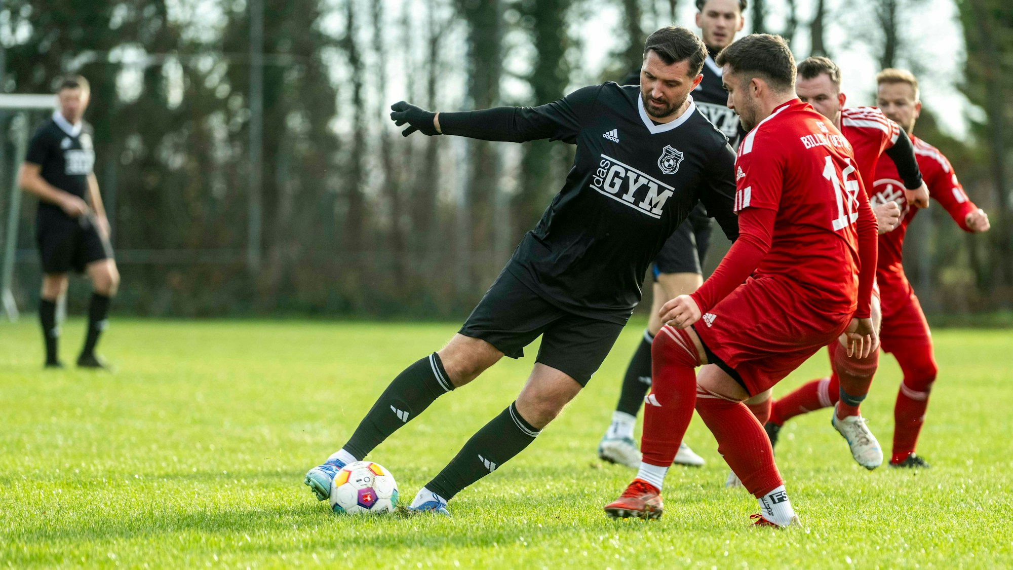 Labinot Bicaj dribbelt auf Maurice Diefenthal zu. Bicaj steht diagonal auf dem Platz.