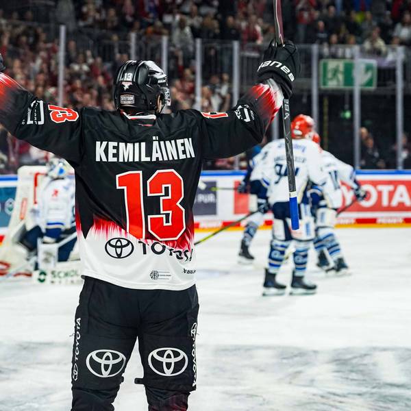 Valtteri Kemiläinen bejubelt den Kölner Treffer zum 4:1-Endstand durch Patrick Russell im dritten Drittel.