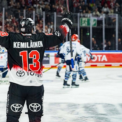 Valtteri Kemiläinen bejubelt den Kölner Treffer zum 4:1-Endstand durch Patrick Russell im dritten Drittel.