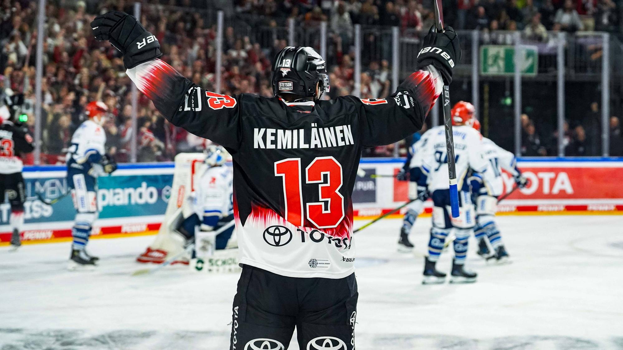 Valtteri Kemiläinen bejubelt den Kölner Treffer zum 4:1-Endstand durch Patrick Russell im dritten Drittel.