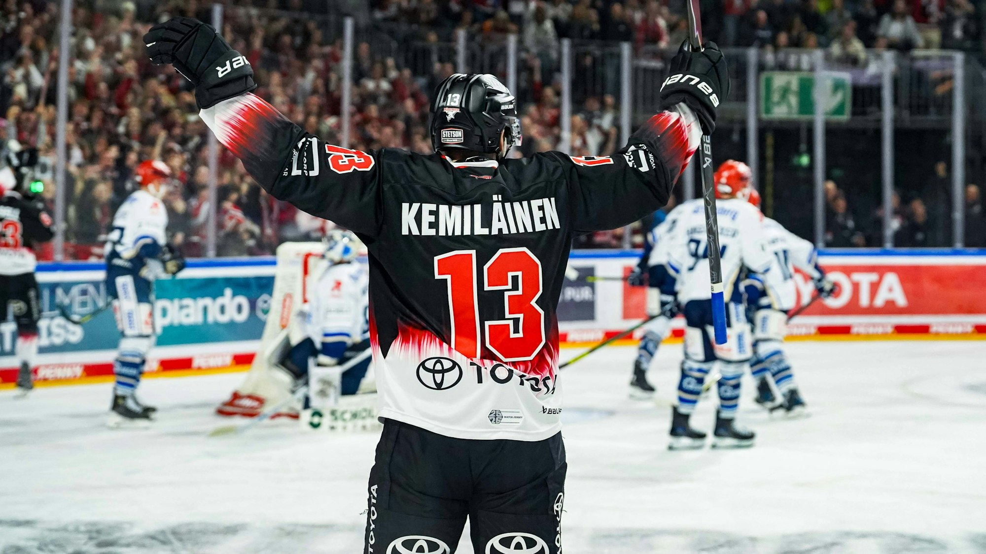 Valtteri Kemiläinen bejubelt den Kölner Treffer zum 4:1-Endstand durch Patrick Russell im dritten Drittel.