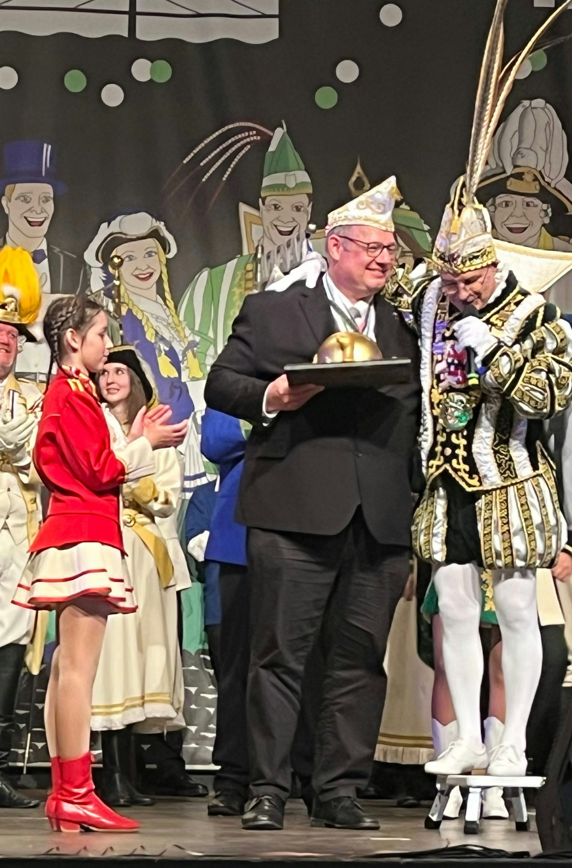 Hit Höckerchen auf Augenhöhe: Rogerio mit Stefan und Nathalie Hebbel.