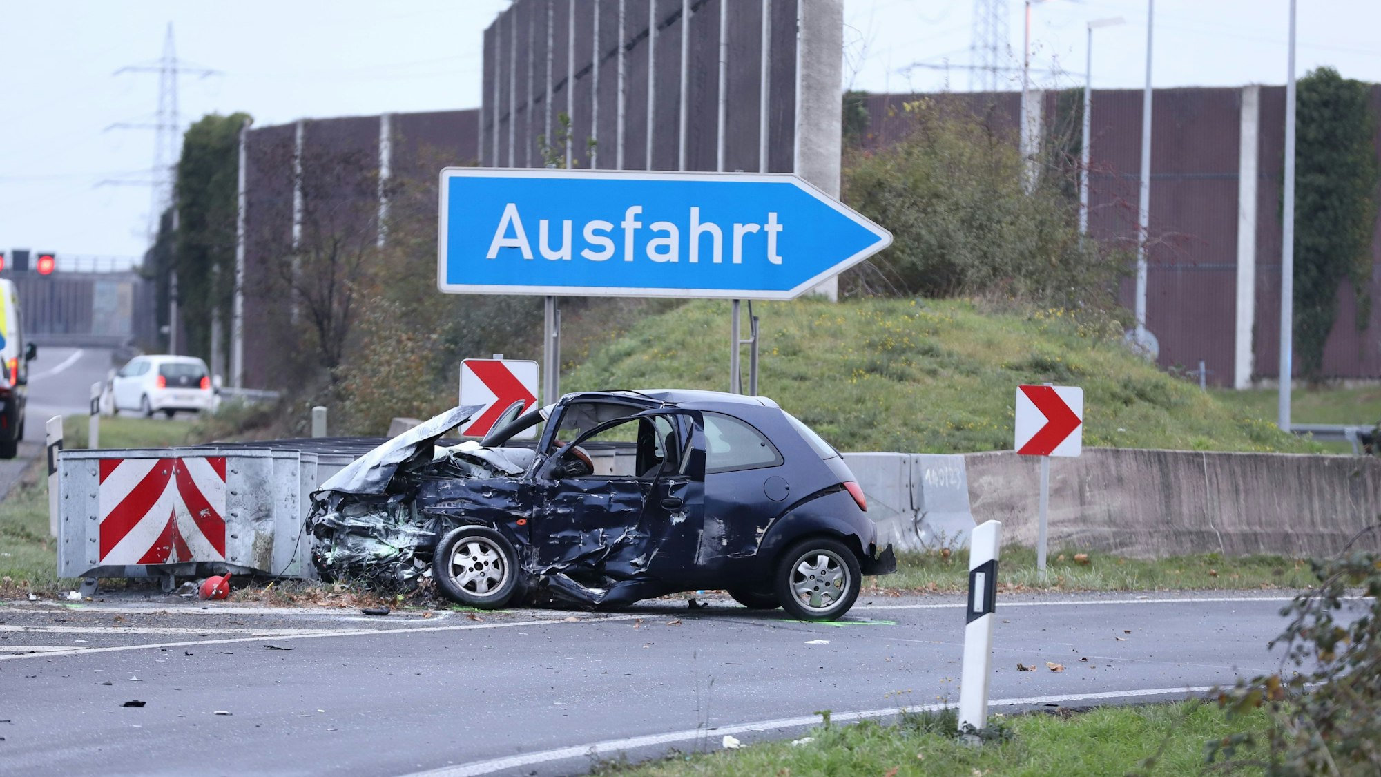 23.11.2025, Nordrhein-Westfalen, Köln: Das verunglückte Fahrzeug steht auf der Autobahn 3 an der Ausfahrt Dellbrück. Ein 26 Jahre alter Autofahrer war am frühen Morgen mit seinem Wagen ins Schleudern geraten und mit einem Lkw zusammengeprallt. Foto: Sascha Thelen/dpa +++ dpa-Bildfunk +++