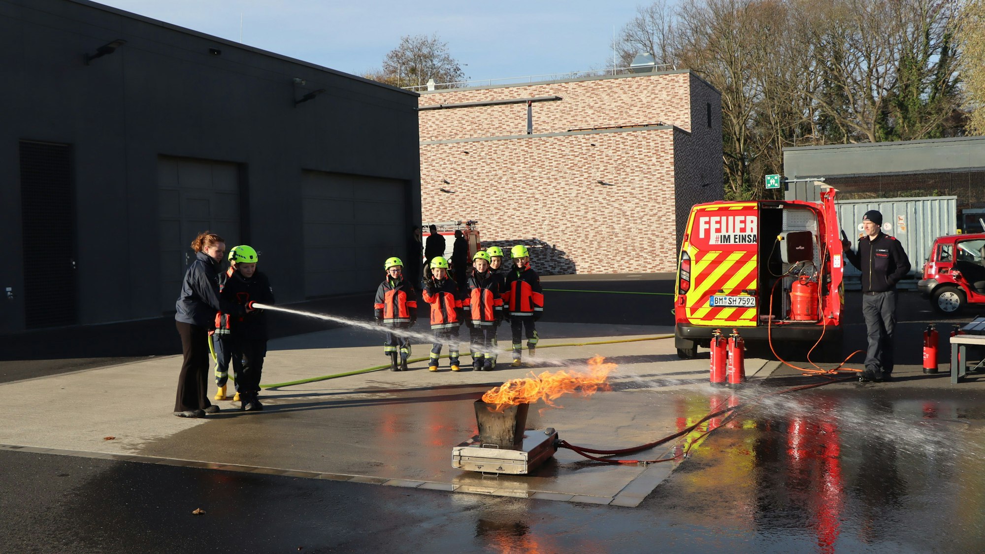Das Foto zeigt Kinder bei einer Löschübung.