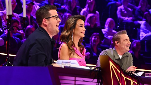 In der dritten Runde von „The Masked Singer“ (ProSieben) verstärkt Sasha (rechts) das Rateduo Verona Pooth und Chris Tall. (Bild: Joyn/Julia Feldhagen)
