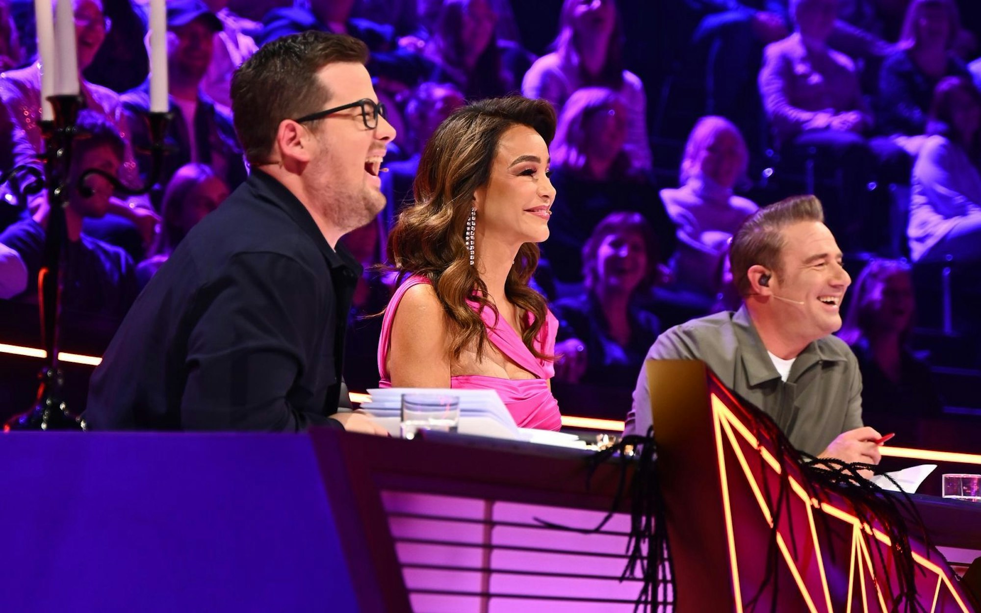 In der dritten Runde von „The Masked Singer“ (ProSieben) verstärkt Sasha (rechts) das Rateduo Verona Pooth und Chris Tall. (Bild: Joyn/Julia Feldhagen)