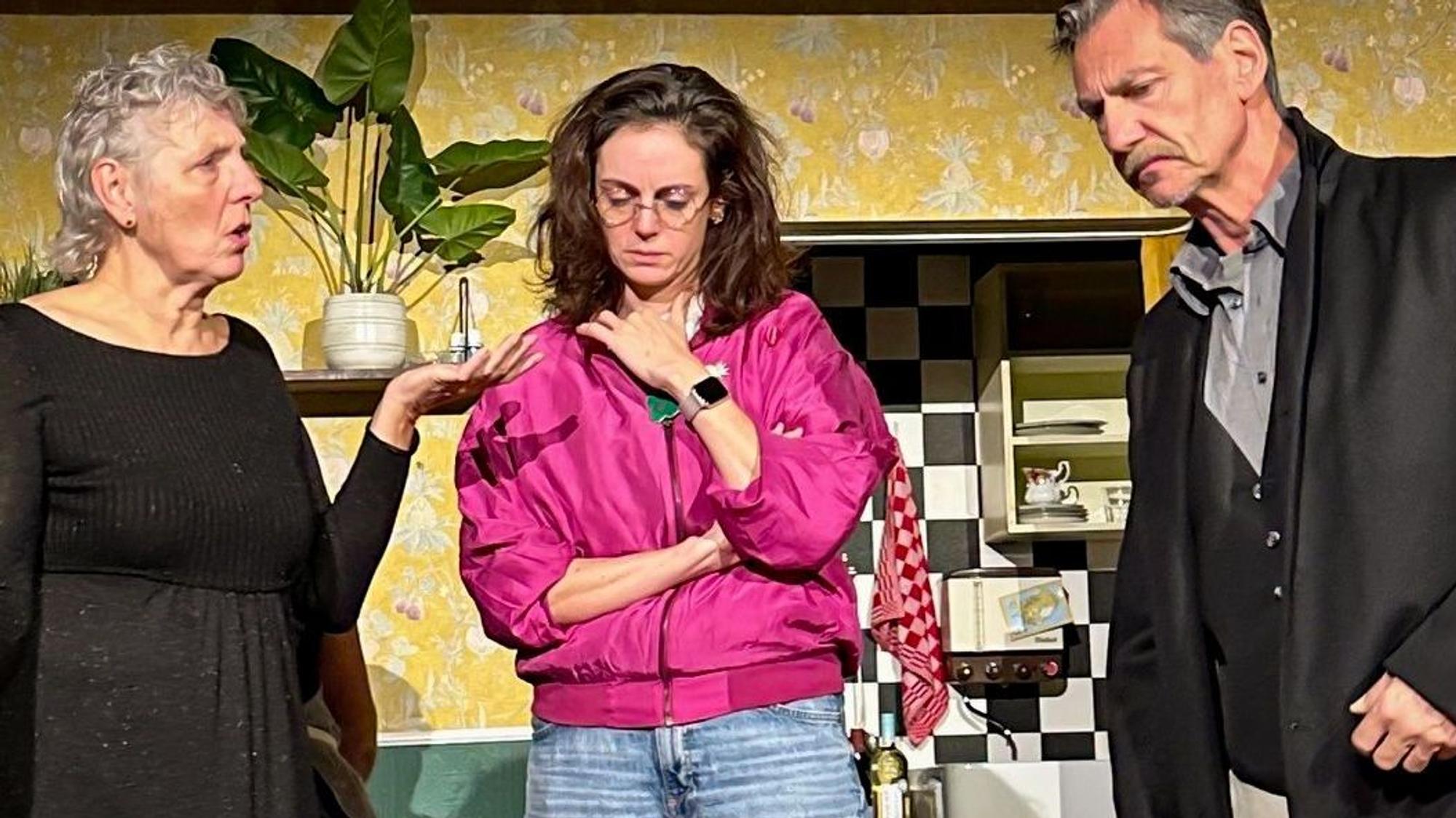 Die „Laiens“ bringen Tracy Letts’ „Eine Familie“ als dichte, eindringliche Produktion auf die „Matchboxtheater“-Bühne in Hitdorf.