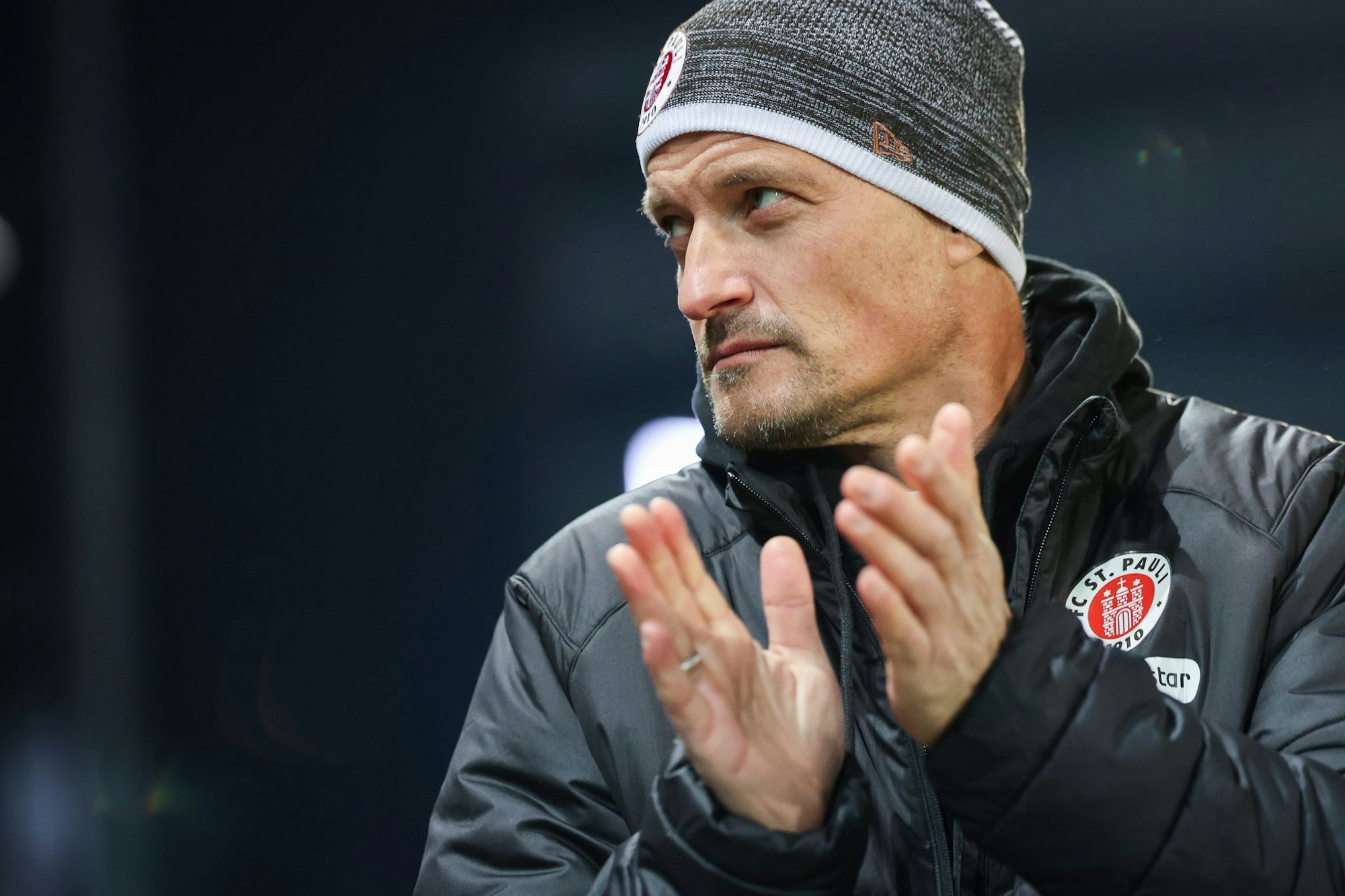 Alexander Blessin bleibt auch nach schwachen Ergebnissen Trainer beim FC St. Pauli.
