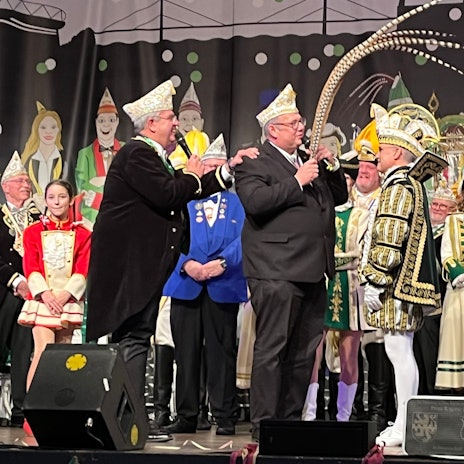 Stefan Hebbel sucht, Thomas Lingenauber motiviert, Prinz Rogerio wartet gespannt.