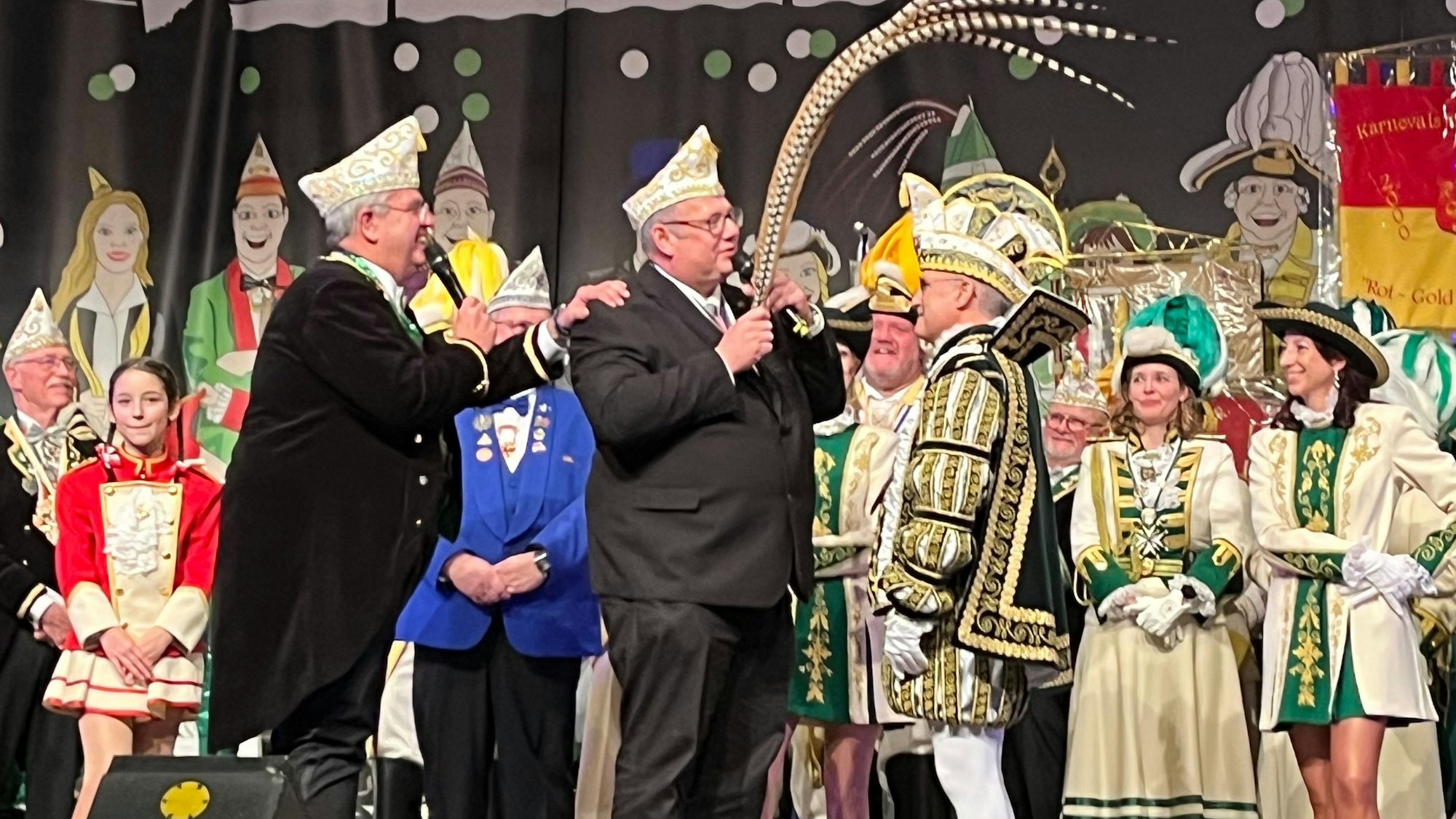 Stefan Hebbel sucht, Thomas Lingenauber motiviert, Prinz Rogerio wartet gespannt.