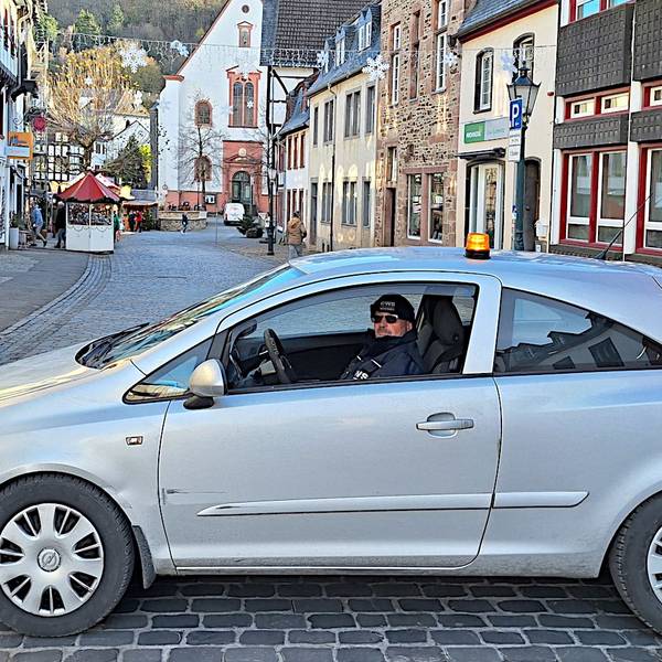 Vor dem Stahlseil, das zwischen zwei Betonblöcken gespannt ist, parkt der Wagen des Sicherheitsdienstes.