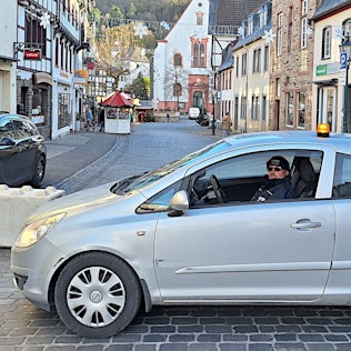 Vor dem Stahlseil, das zwischen zwei Betonblöcken gespannt ist, parkt der Wagen des Sicherheitsdienstes.