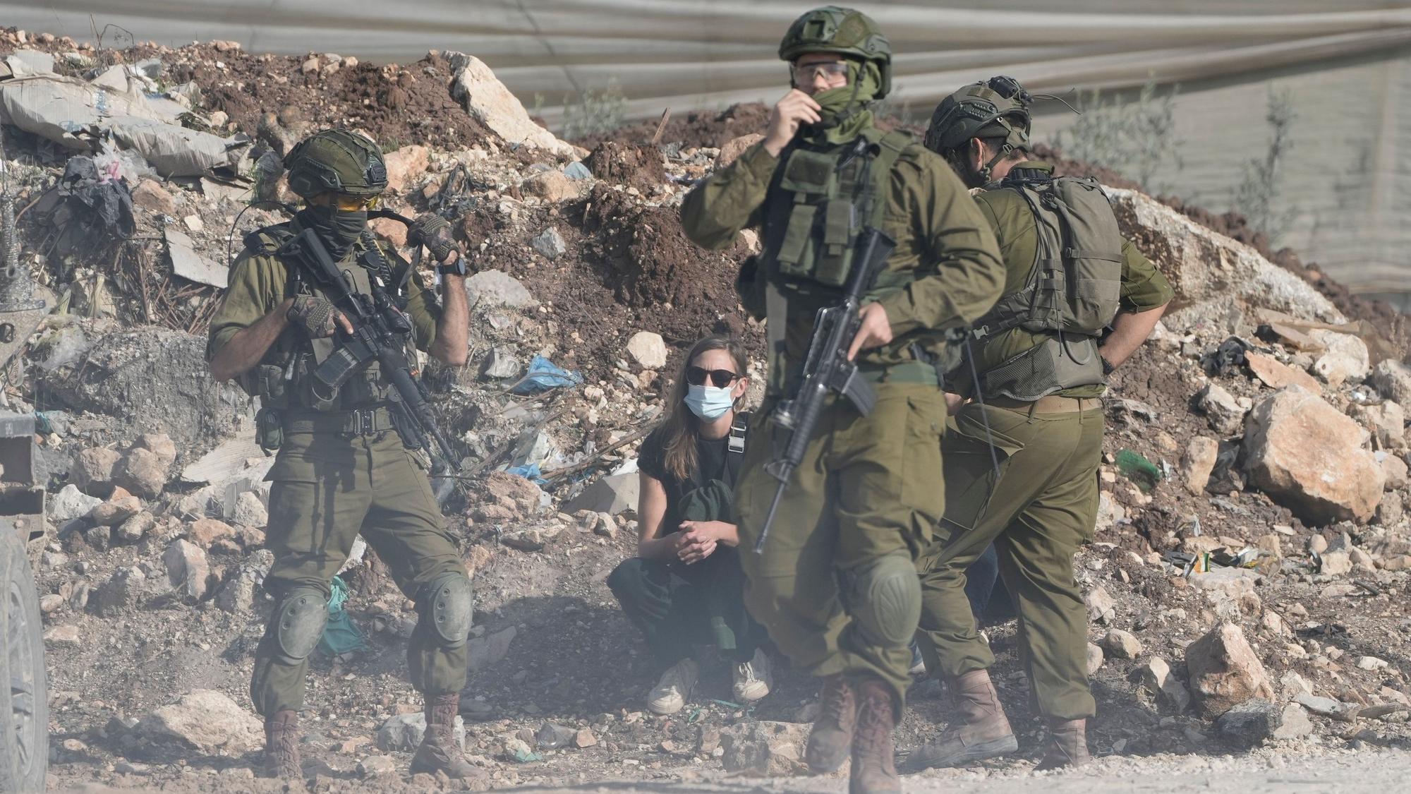 Israelische Soldaten halten eine Demonstrantin während eines Protests fest, die die Rückkehr vertriebener Palästinenser in ihre Häuser im Flüchtlingslager Nur Shams in der Stadt Tulkarem im Westjordanland fordert.