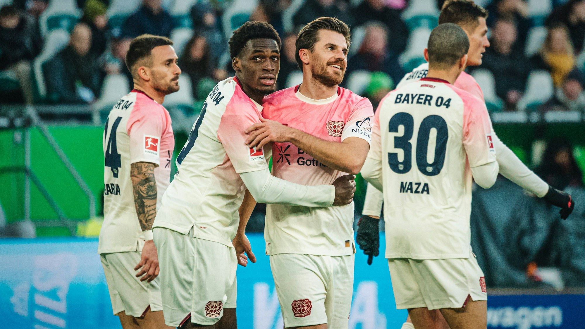 1. Bundesliga: VfL Wolfsburg vs. Bayer 04 Leverkusen, 22.11.2025 TOR DURCH Jonas Hofmann Bayer 04 Leverkusen, 7 JUBEL 1:0 Fußball, 1. Bundesliga, 11. Spieltag: VfL Wolfsburg vs. Bayer 04 Leverkusen am 22.11.2025 in der Volkswagen Arena, Wolfsburg DFL REGULATIONS PROHIBIT ANY USE OF PHOTOGRAPHS AS IMAGE SEQUENCES AND/OR QUASI-VIDEO. *** 1 Bundesliga VfL Wolfsburg vs Bayer 04 Leverkusen, 22 11 2025 GOAL BY Jonas Hofmann Bayer 04 Leverkusen, 7 CHEERS 1 0 Soccer, 1 Bundesliga, Matchday 11 VfL Wolfsburg vs Bayer 04 Leverkusen on 22 11 2025 at the Volkswagen Arena, Wolfsburg DFL REGULATIONS PROHIBIT ANY USE OF PHOTOGRAPHS AS IMAGE SEQUENCES AND OR QUASI VIDEO Copyright: xBEAUTIFULxSPORTS/Tonhäuserx