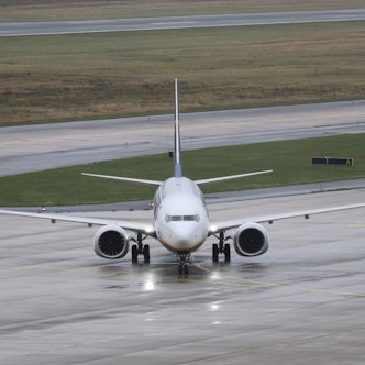 Wegen Blitzeis wurde der Flugbetrieb am Flughafen Köln/Bonn für 45 Minuten unterbrochen. (Symbolfoto)
