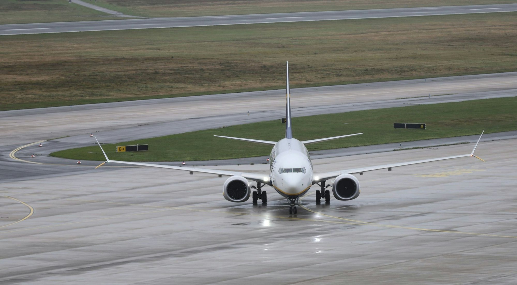 Wegen Blitzeis wurde der Flugbetrieb am Flughafen Köln/Bonn für 45 Minuten unterbrochen. (Symbolfoto)