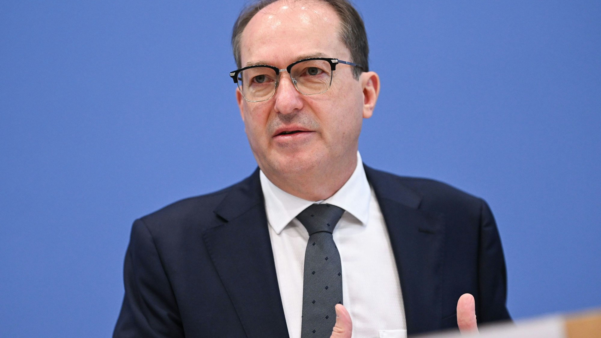 Alexander Dobrindt (CSU), Bundesinnenminister, will mehr Menschen aus Deutschland abschieben. (Archivfoto)
