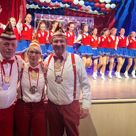 Das Hitdorfer Dreigestirn bei der Kostümsitzung.