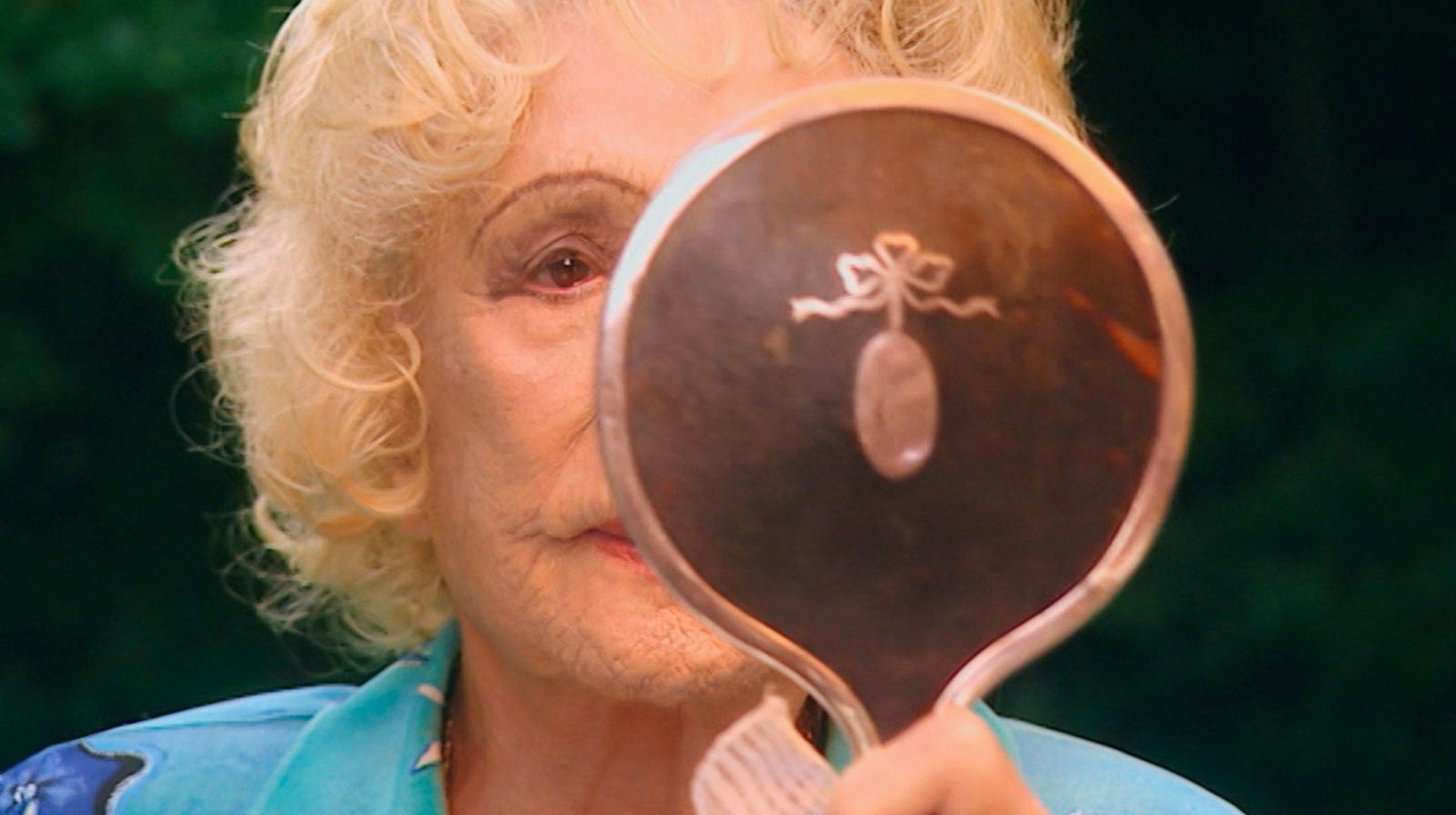 Der Kino-Dokumentarfilm „Riefenstahl“ von 2024 feiert TV-Premiere: 1999 trat Leni Riefenstahl noch einmal vor die Kamera. Anlass war Heinrich Breloers Dokumentation „Speer und er“. Auch damals kontrollierte die fast Hundertjährige noch akribisch ihr Aussehen. (Bild: WDR/Bavaria Media)