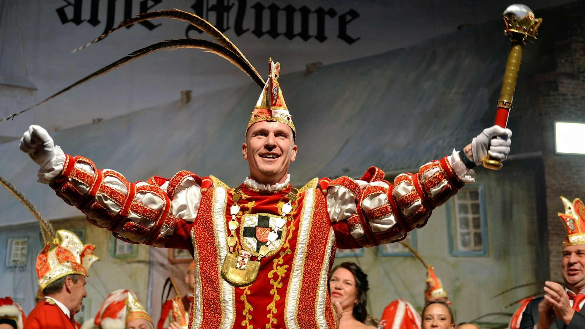 Prinz Tobi I. steht mit Zepter und ausgebreiteten Armen auf der Bühne.