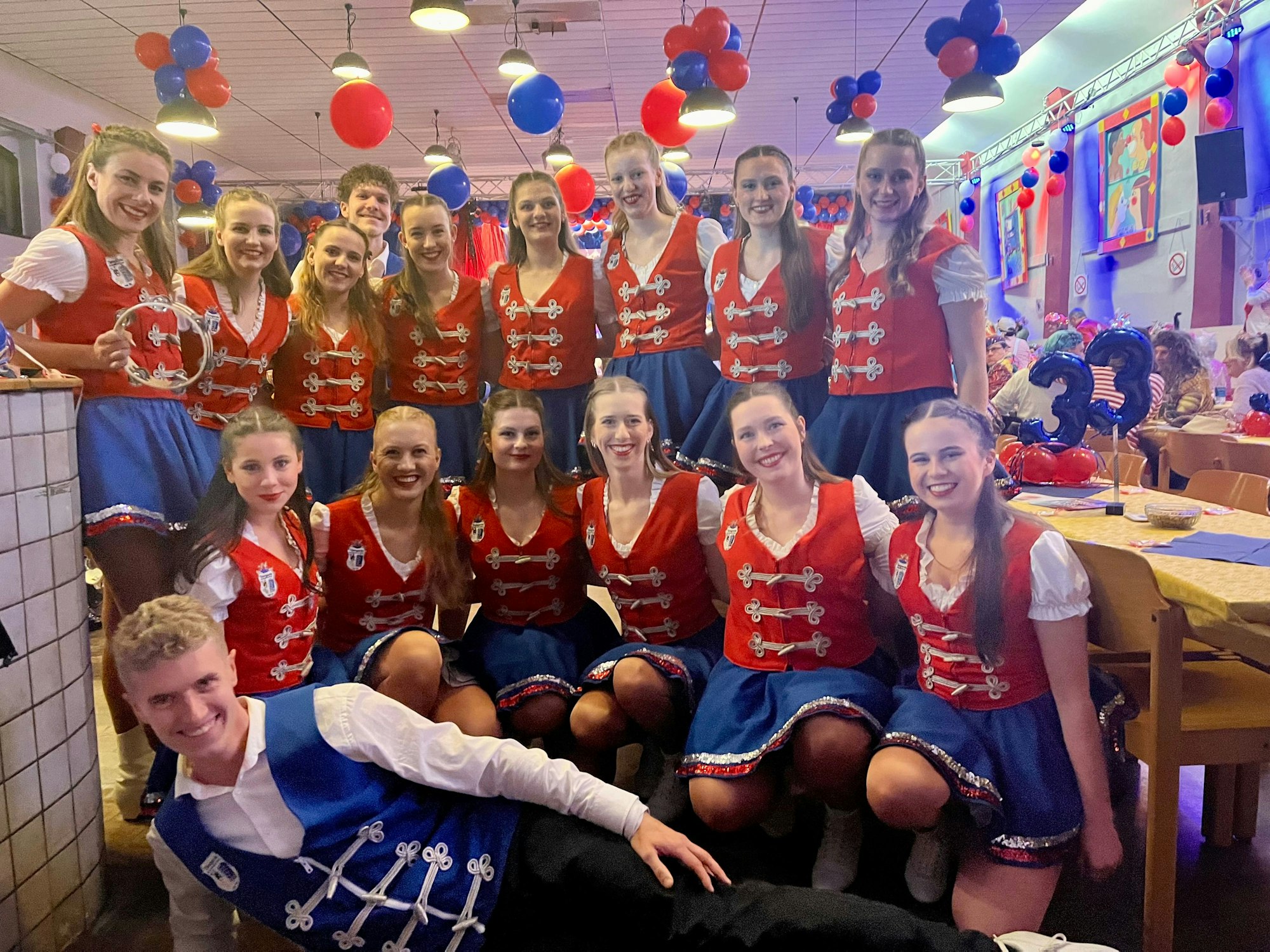 Freuen sich auf ihren Auftritt: Die Tanzgarde der HMJ.