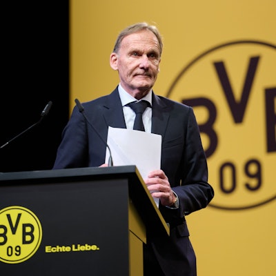 Das Bild zeigt den Ex-Geschäftsführer von Borussia Dortmund, Hans-Joachim Watzke, bei der Mitgliederversammlung des Bundesligisten am 23.11.2025. Foto: Bernd Thissen/dpa