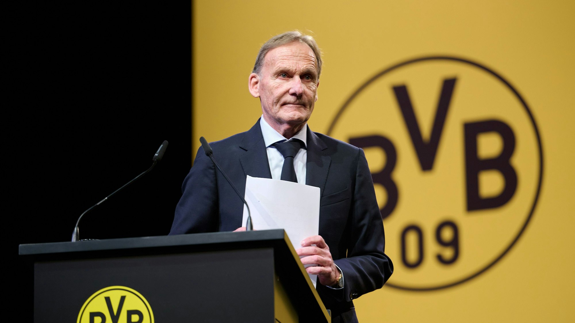 Das Bild zeigt den Ex-Geschäftsführer von Borussia Dortmund, Hans-Joachim Watzke, bei der Mitgliederversammlung des Bundesligisten am 23.11.2025. Foto: Bernd Thissen/dpa