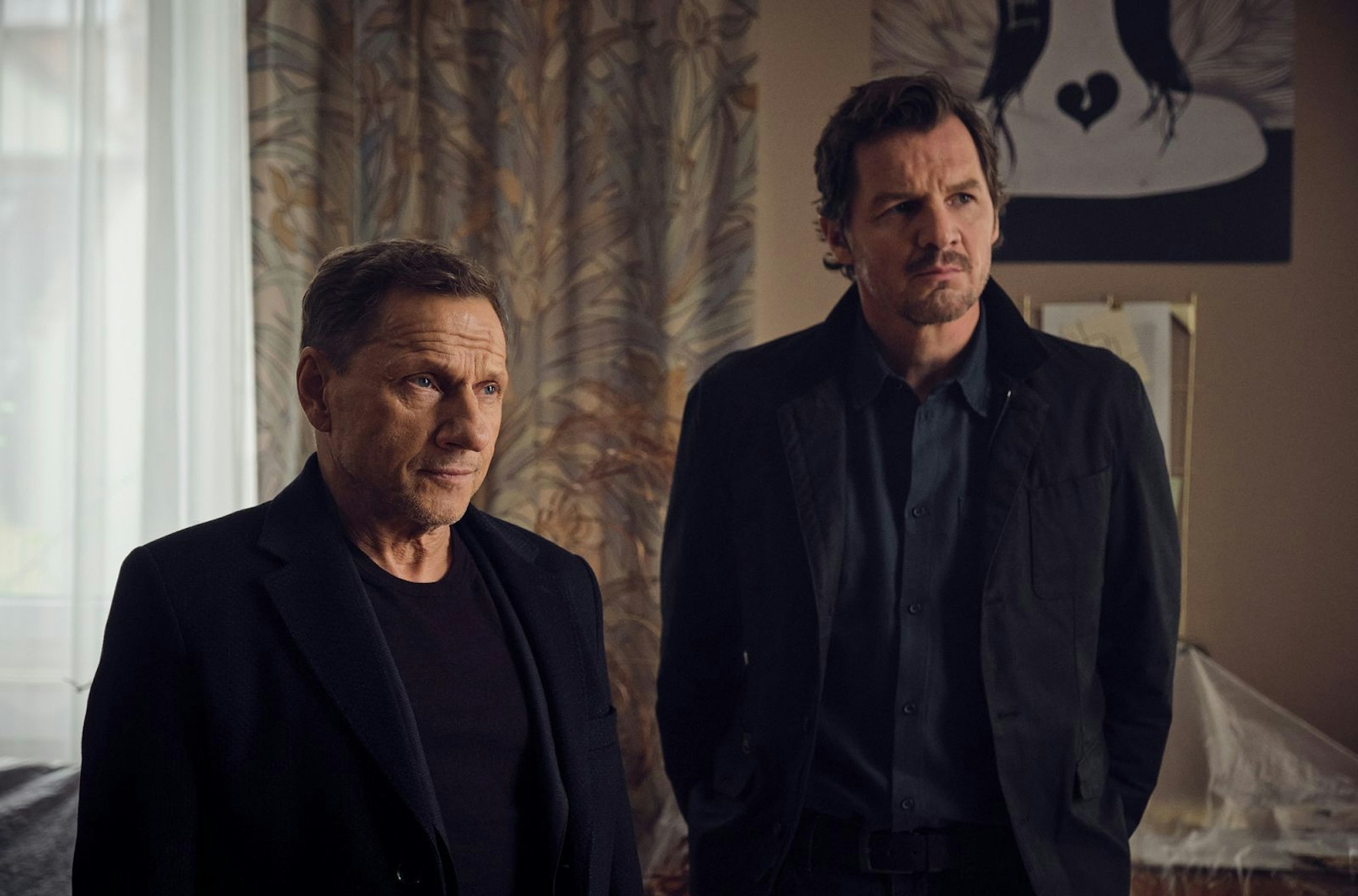 Die Kommissare Sebastian Bootz (Felix Klare, rechts) und Thorsten Lannert (Richy Müller) sind selbst Singles. Trotzdem gut, dass ihr persönliches Alleinsein nur am Rande in diesem sehr dicht erzählten Krimi-Drama zur Sprache kommt. (Bild: SWR/Benoît Linder)