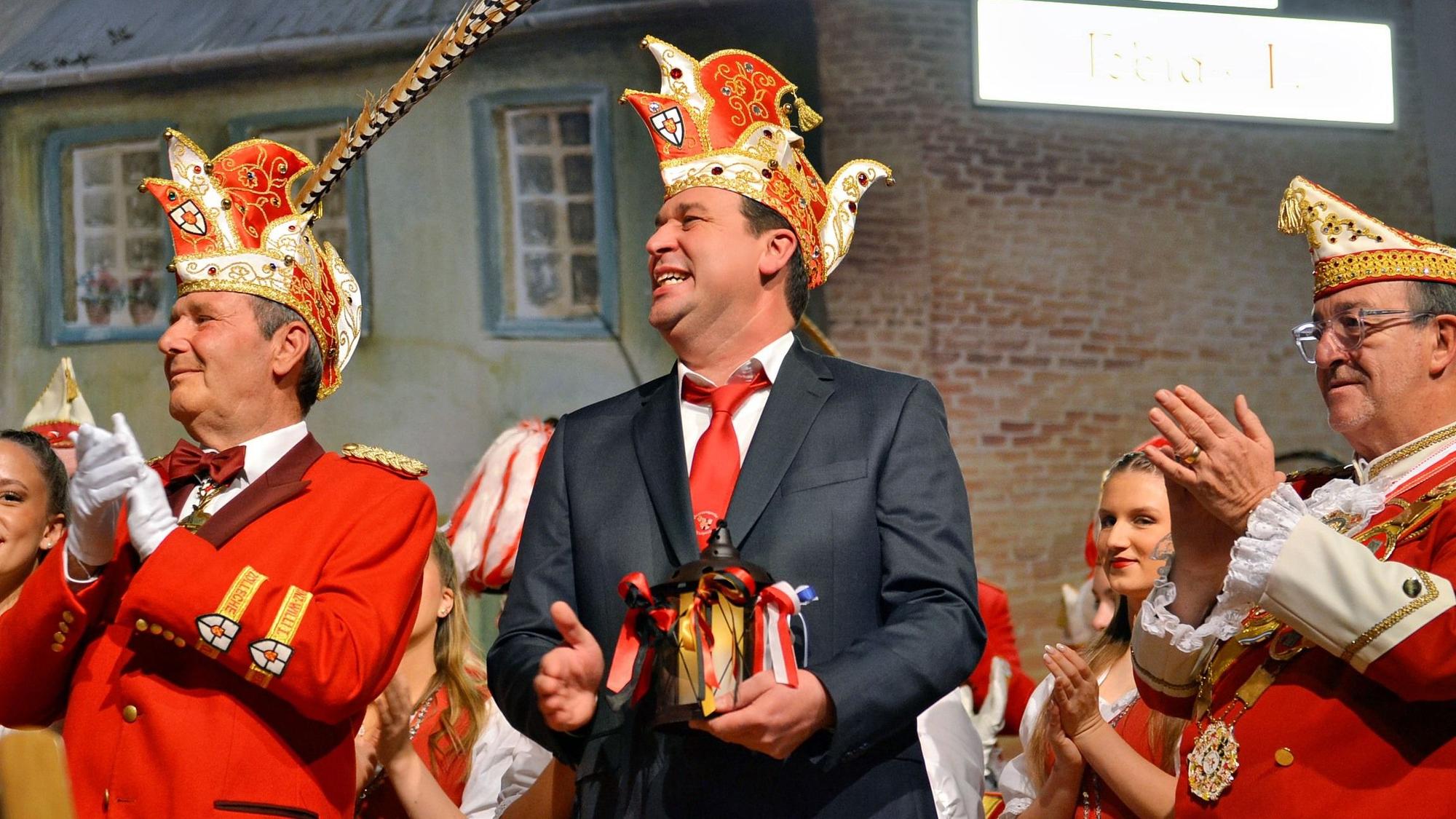 Der scheidende Prinz Basti I. steht im Sakko auf der Bühne und feiert.