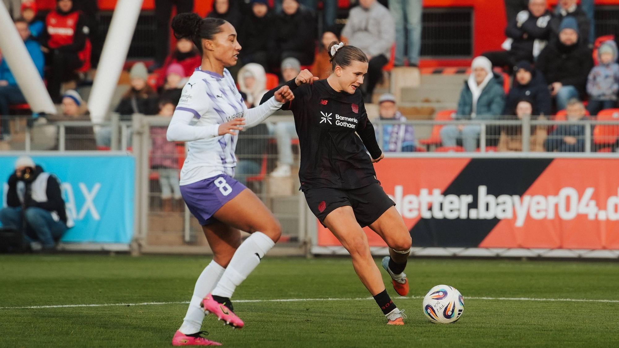 22.11.25, Frauen, Fussball, Google Pixel Frauen Bundesliga, Saison 2025/2026, Bayer 04 Leverkusen - SGS Essen, 11. Spieltag Julia Mickenhagen 18 - Bayer 04 Leverkusen Abschluss Leverkusen Ulrich-Haberland-Stadion NRW Deutschland *** 22 11 25, Women, Football, Google Pixel Womens Bundesliga, Season 2025 2026, Bayer 04 Leverkusen SGS Essen, 11 Matchday Julia Mickenhagen 18 Bayer 04 Leverkusen Graduation Leverkusen Ulrich Haberland Stadion NRW Germany