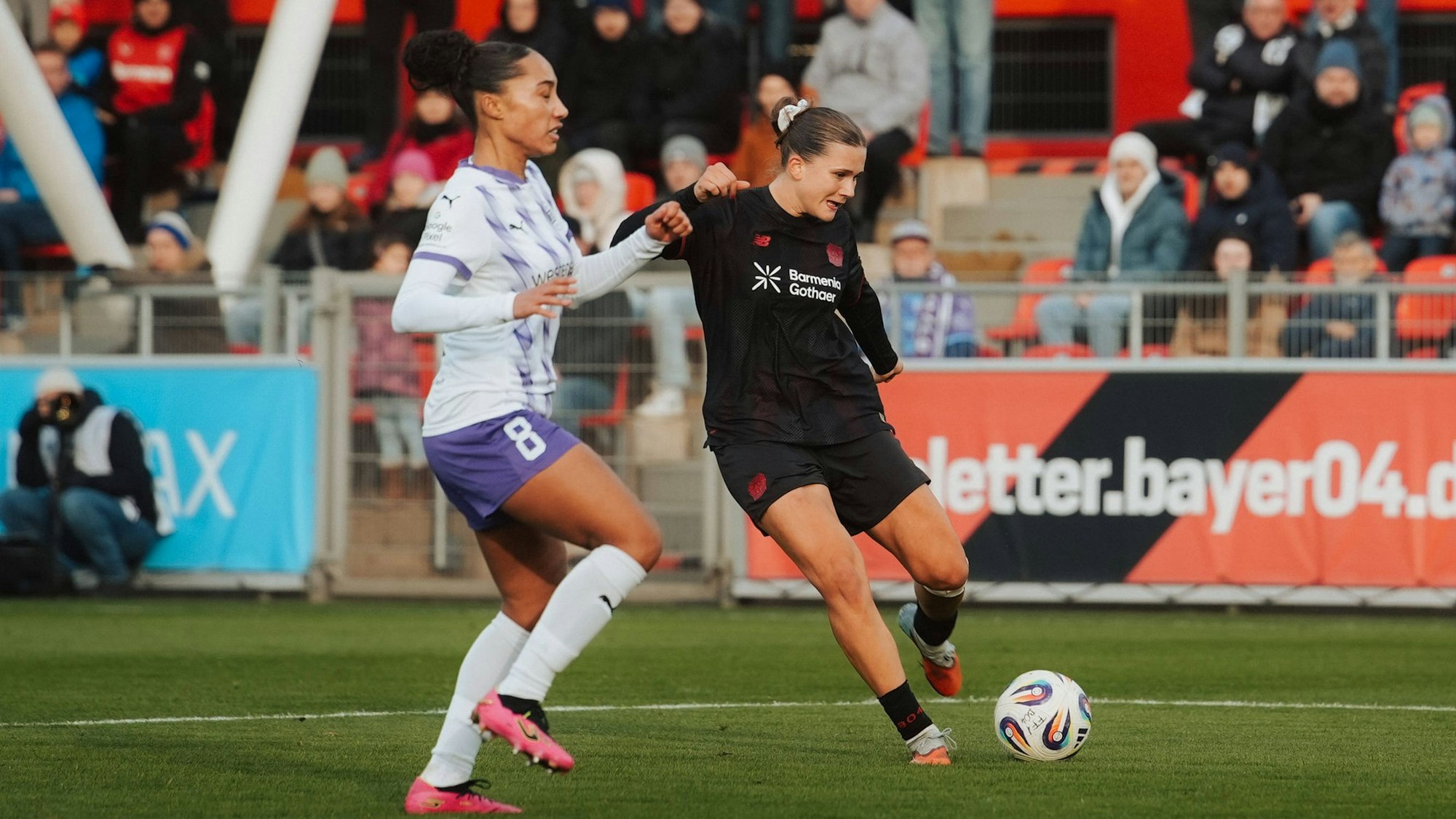 22.11.25, Frauen, Fussball, Google Pixel Frauen Bundesliga, Saison 2025/2026, Bayer 04 Leverkusen - SGS Essen, 11. Spieltag Julia Mickenhagen 18 - Bayer 04 Leverkusen Abschluss Leverkusen Ulrich-Haberland-Stadion NRW Deutschland *** 22 11 25, Women, Football, Google Pixel Womens Bundesliga, Season 2025 2026, Bayer 04 Leverkusen SGS Essen, 11 Matchday Julia Mickenhagen 18 Bayer 04 Leverkusen Graduation Leverkusen Ulrich Haberland Stadion NRW Germany