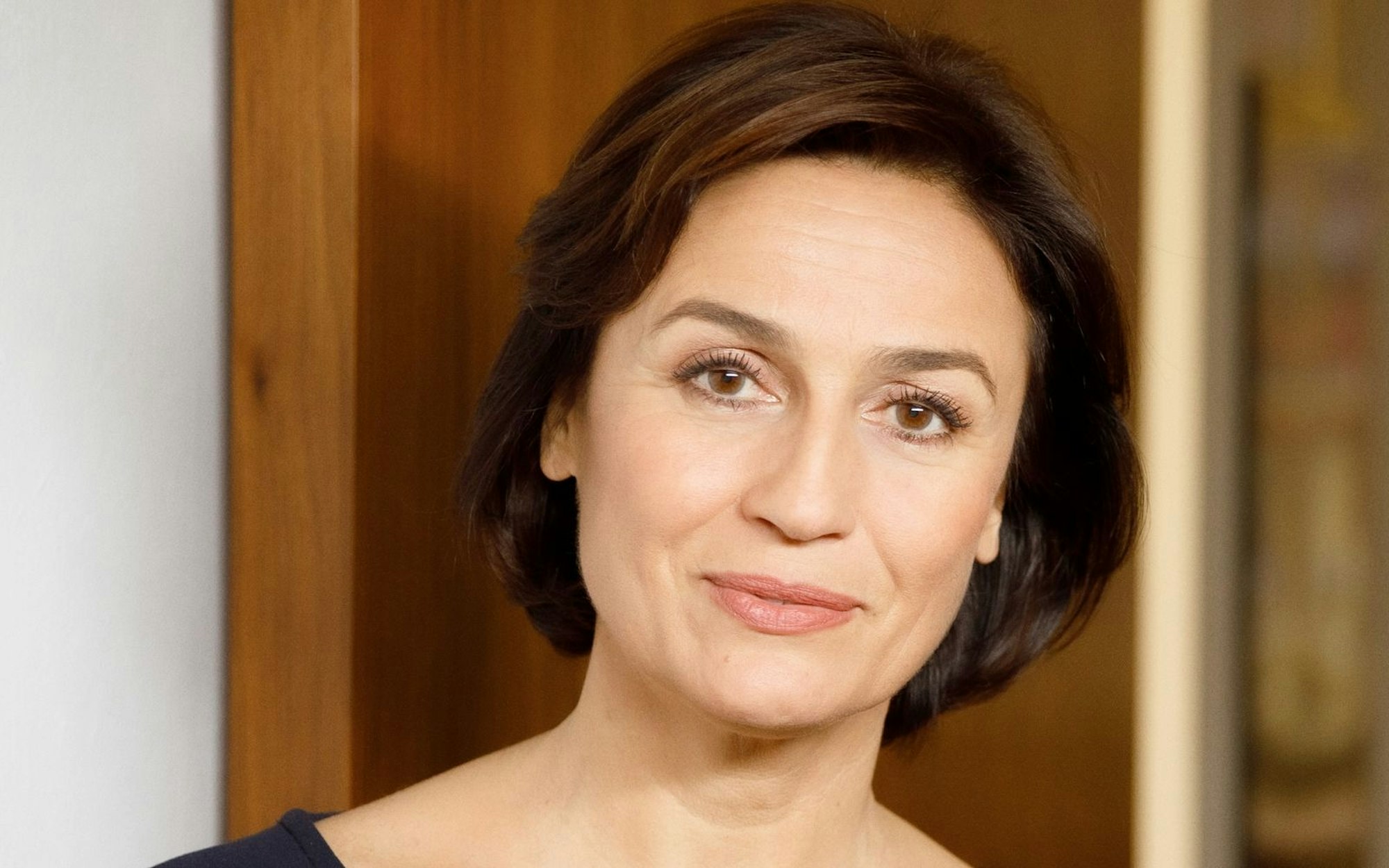 Sandra Maischberger ist Produzentin des außergewöhnlichen Dokumentarfilms „Riefenstahl“ von Andres Veiel und hat die umstrittene Regisseurin, Künstlerin und Nazi-Muse noch selbst kurz vor ihrem Tod interviewt. „Riefenstahl“ wurde gerade für einen Europäischen Filmpreis nominiert. Der Film läuft in der ARD Mediathek und im Ersten. (Bild: Peter Rigaud, Shotview Artists)