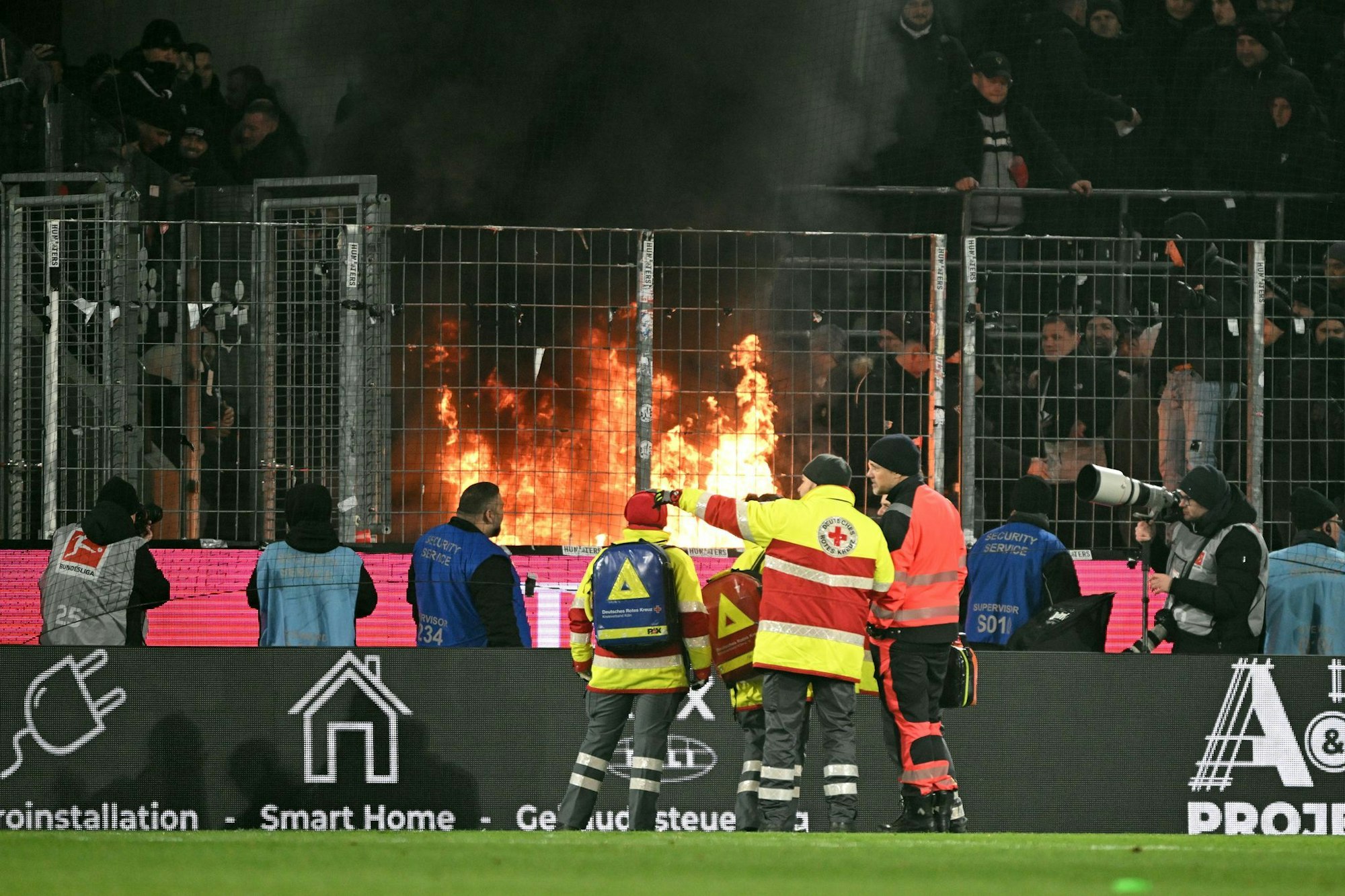 Im Gäste-Block des Kölner Stadions brach am Samstagabend ein Feuer aus.