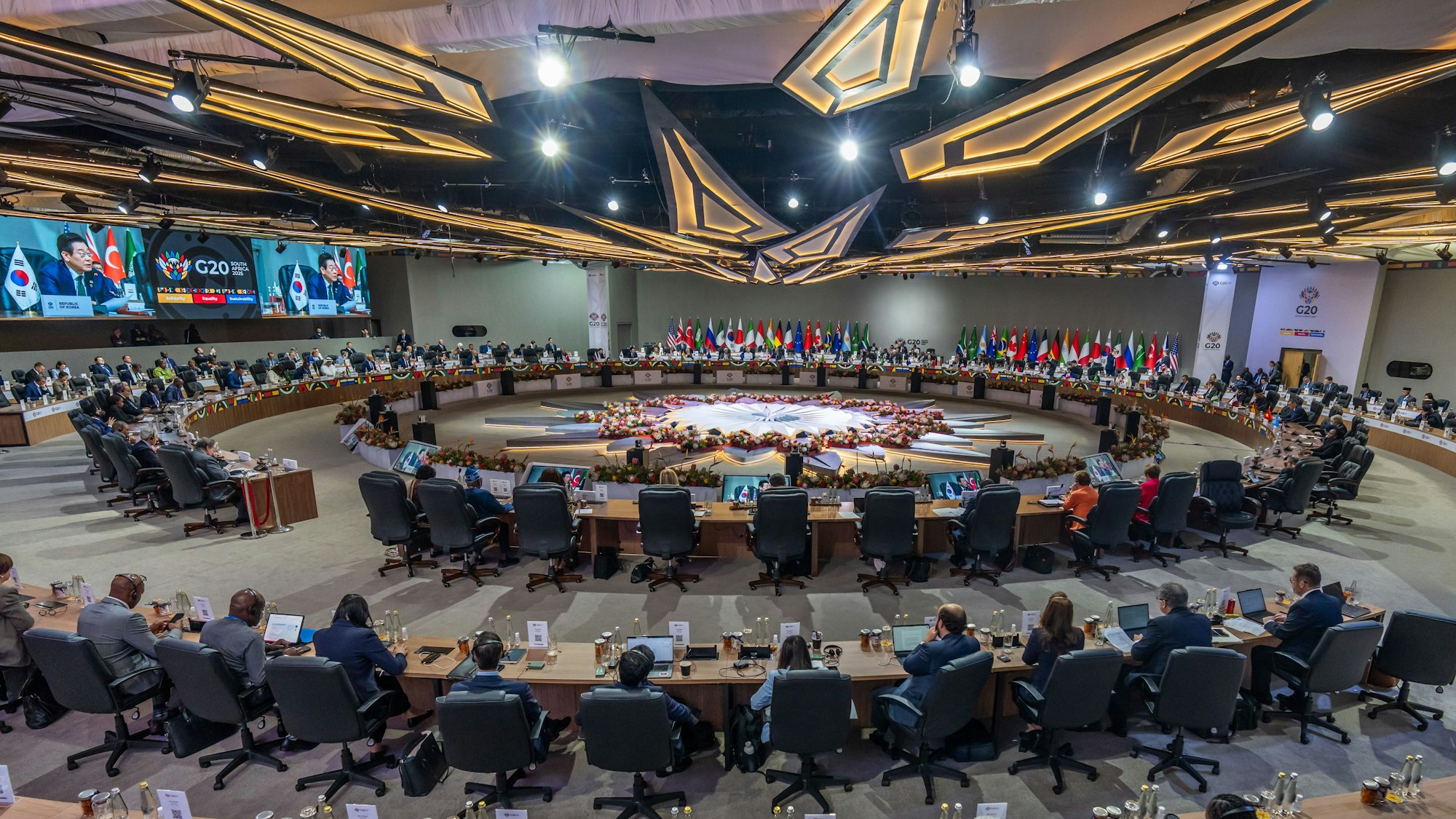 Die Arbeitssitzung am zweiten Tag beim G20 Gipfeltreffen. Der G20-Gipfel findet erstmalig in Afrika statt. Die Staatschefs der Gruppe führender Volkswirtschaften China, Russland und der USA sind nicht gekommen.