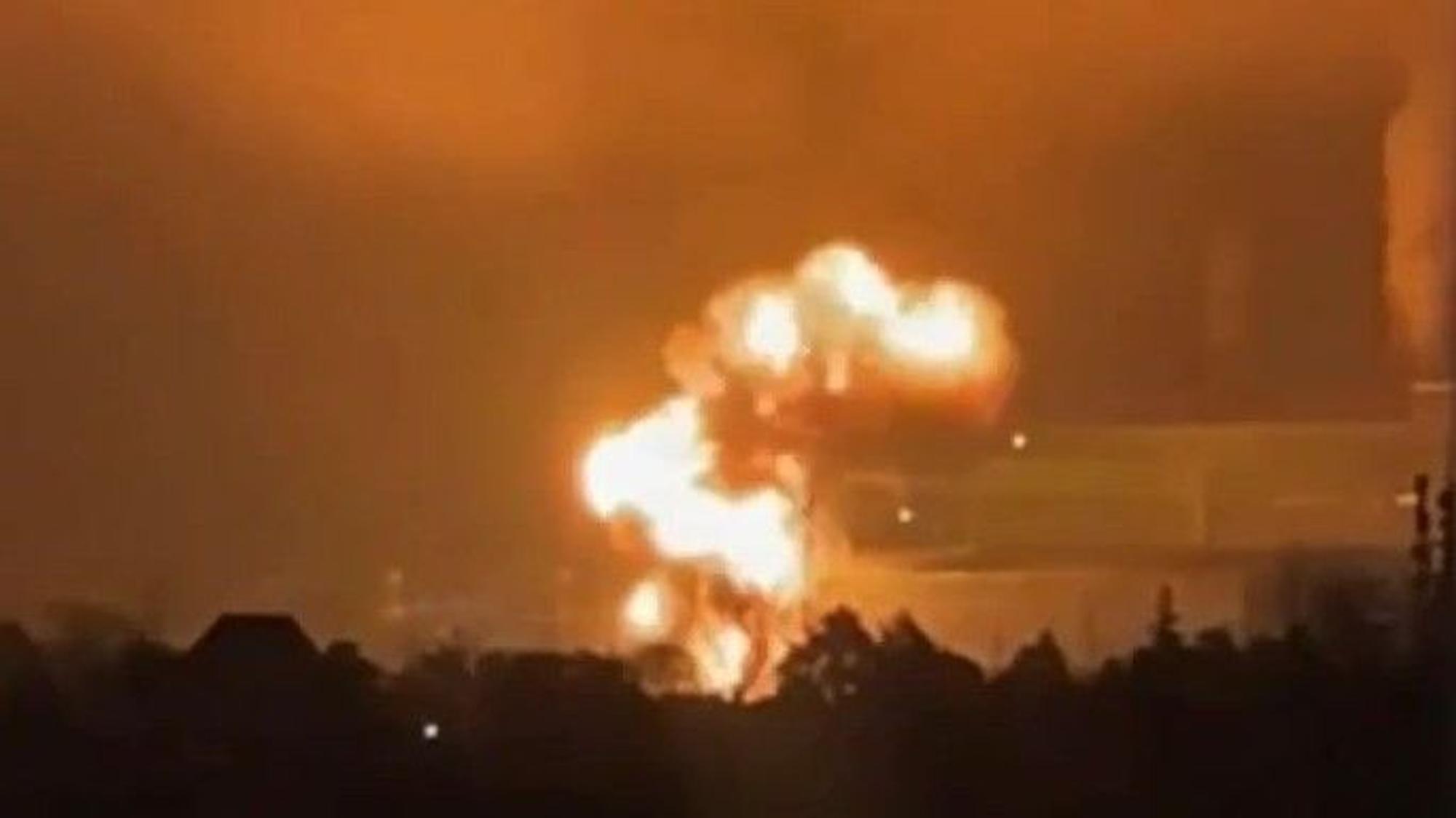 Aufnahmen zeigen Explosionen und Feuer am Wärmekraftwerk Schatura in Russland.