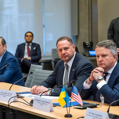 Das Bild zeigt Andrij Jermak (M), Leiter des Präsidialamts der Ukraine, zu Beginn der Gespräche mit der ukrainischen Delegation in der US-Vertretung in Genf. Foto: Martial Trezzini/KEYSTONE/dpa