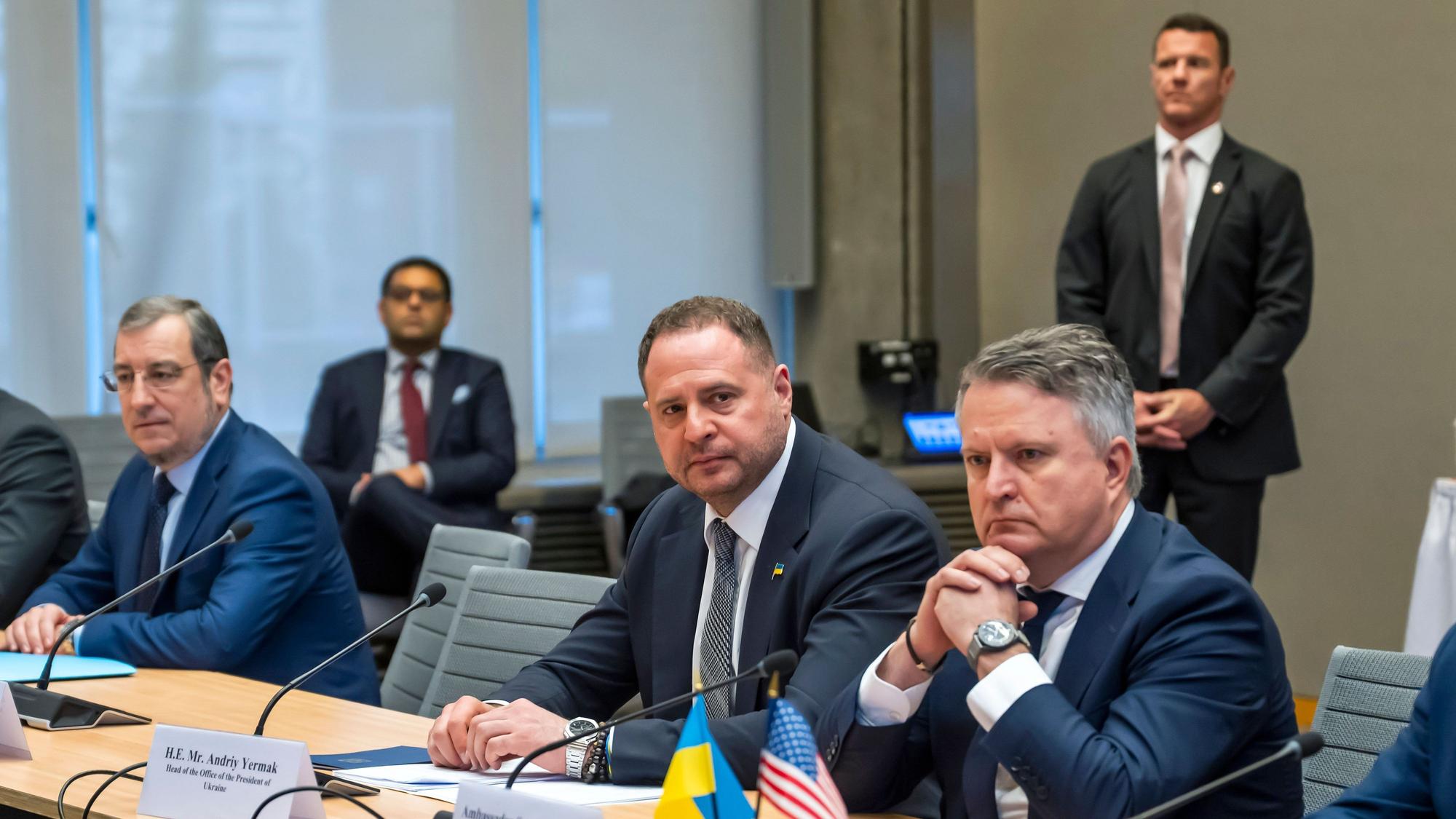 Das Bild zeigt Andrij Jermak (M), Leiter des Präsidialamts der Ukraine, zu Beginn der Gespräche mit der ukrainischen Delegation in der US-Vertretung in Genf. Foto: Martial Trezzini/KEYSTONE/dpa