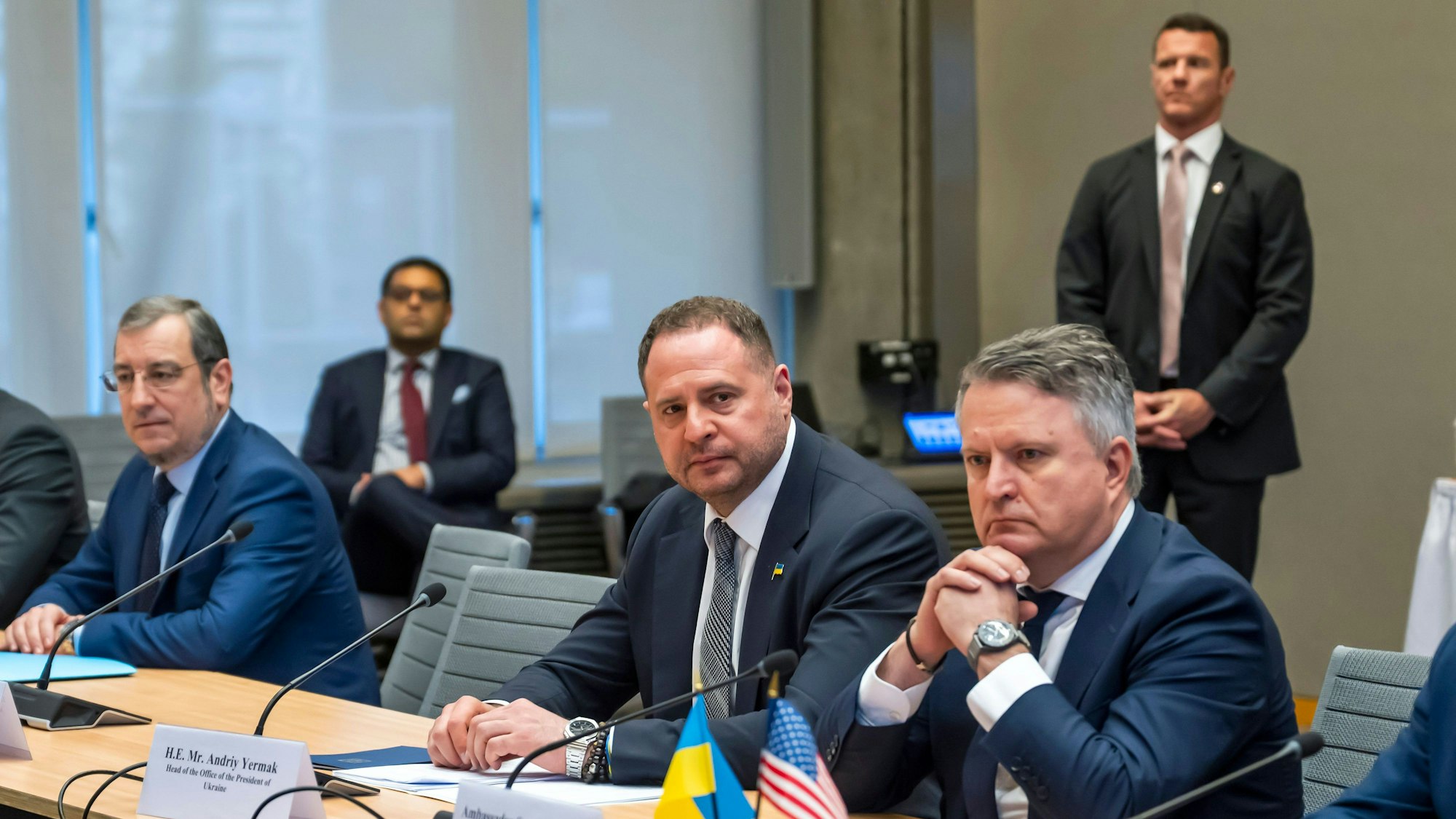 Das Bild zeigt Andrij Jermak (M), Leiter des Präsidialamts der Ukraine, zu Beginn der Gespräche mit der ukrainischen Delegation in der US-Vertretung in Genf. Foto: Martial Trezzini/KEYSTONE/dpa